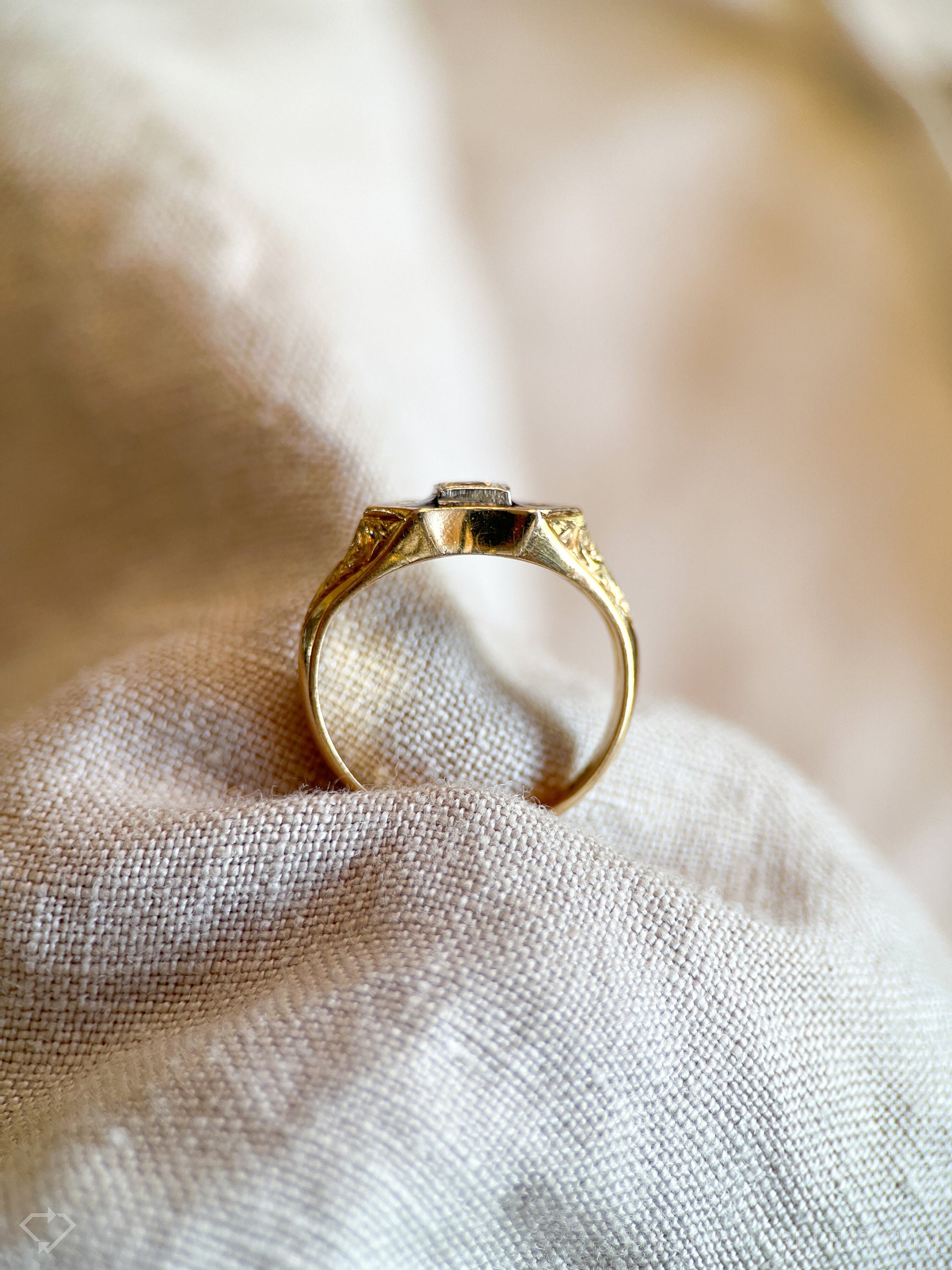 Vintage Art Deco Diamond Engagement Ring in 18k Gold, Antique Jewelry from the 1920s