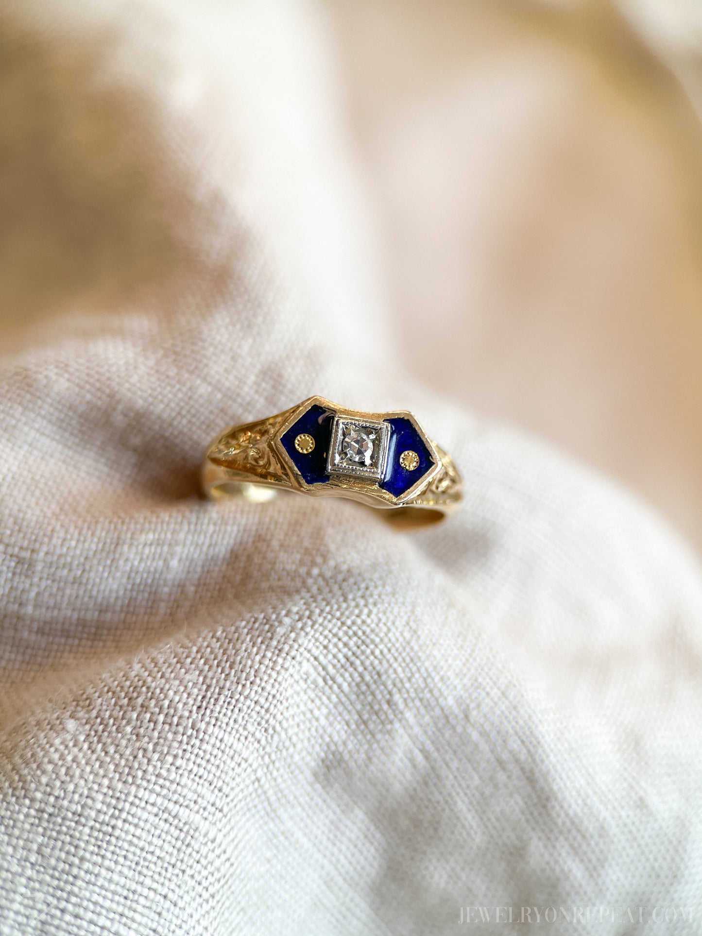 Vintage Art Deco Diamond Engagement Ring in 18k Gold, Antique Jewelry from the 1920s