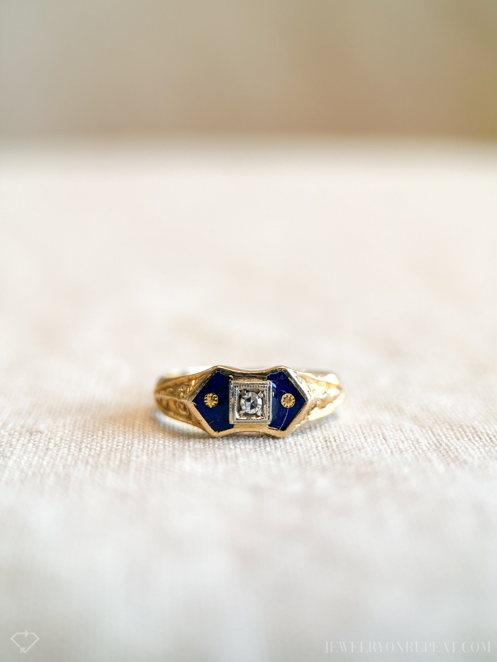 Vintage Art Deco Diamond Engagement Ring in 18k Gold, Antique Jewelry from the 1920s