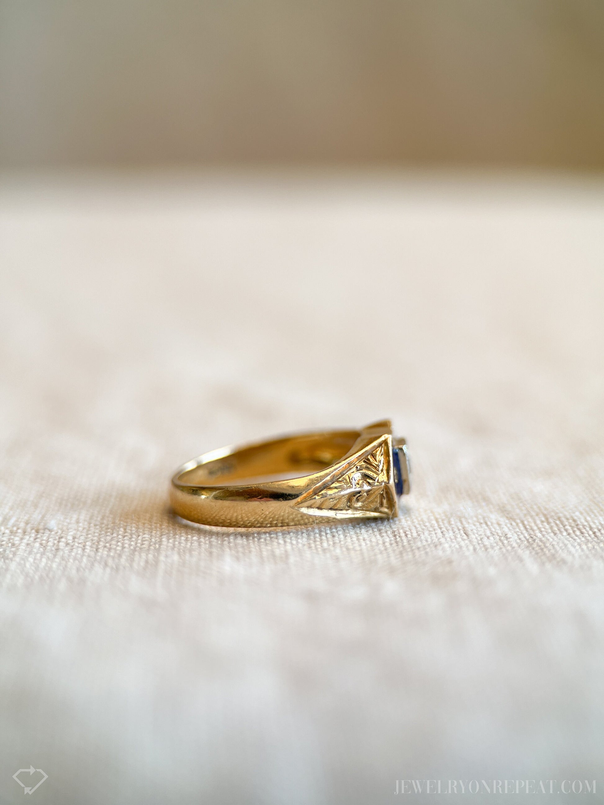 Vintage Art Deco Diamond Engagement Ring in 18k Gold, Antique Jewelry from the 1920s