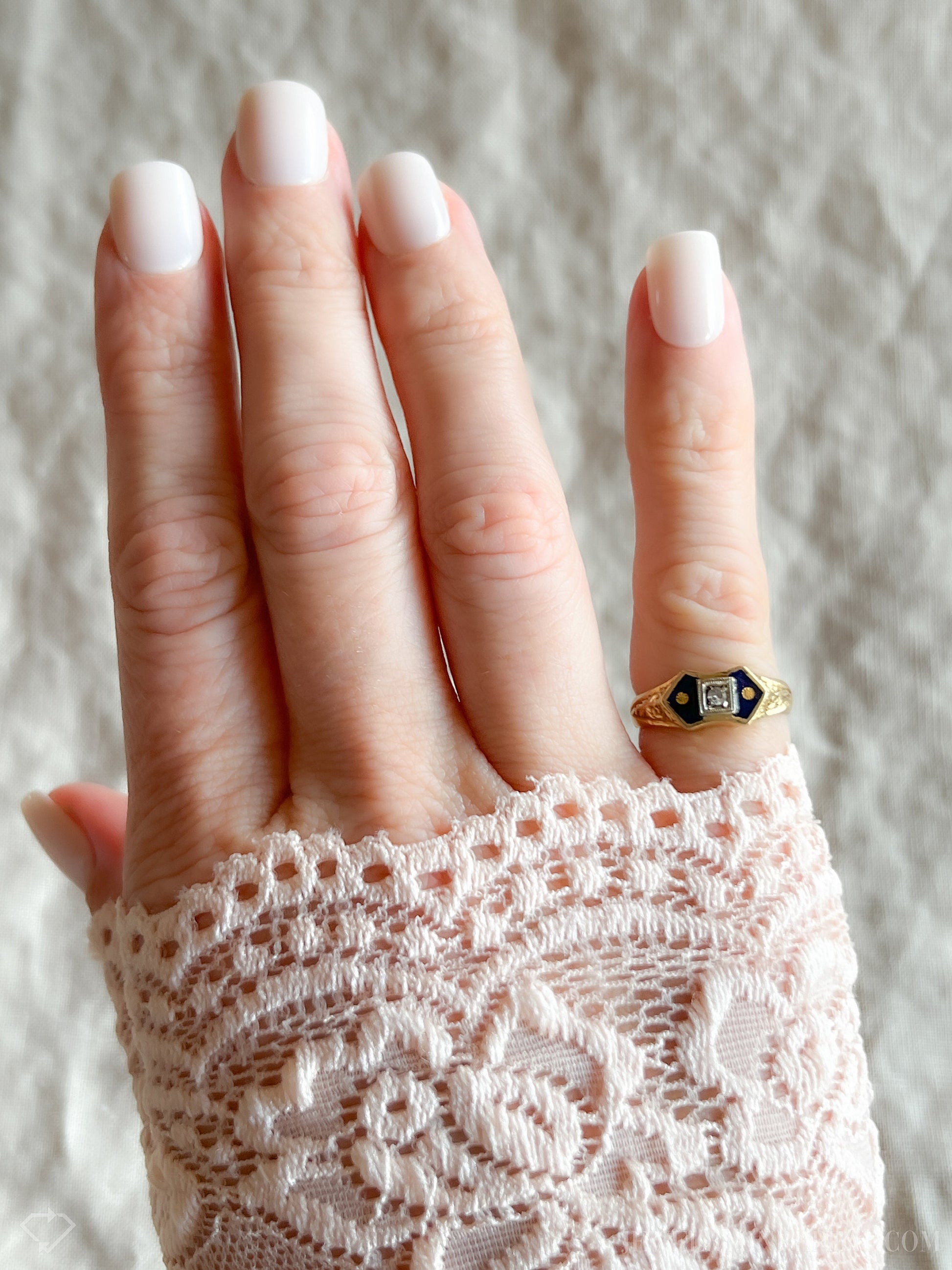 Vintage Art Deco Diamond Engagement Ring in 18k Gold, Antique Jewelry from the 1920s