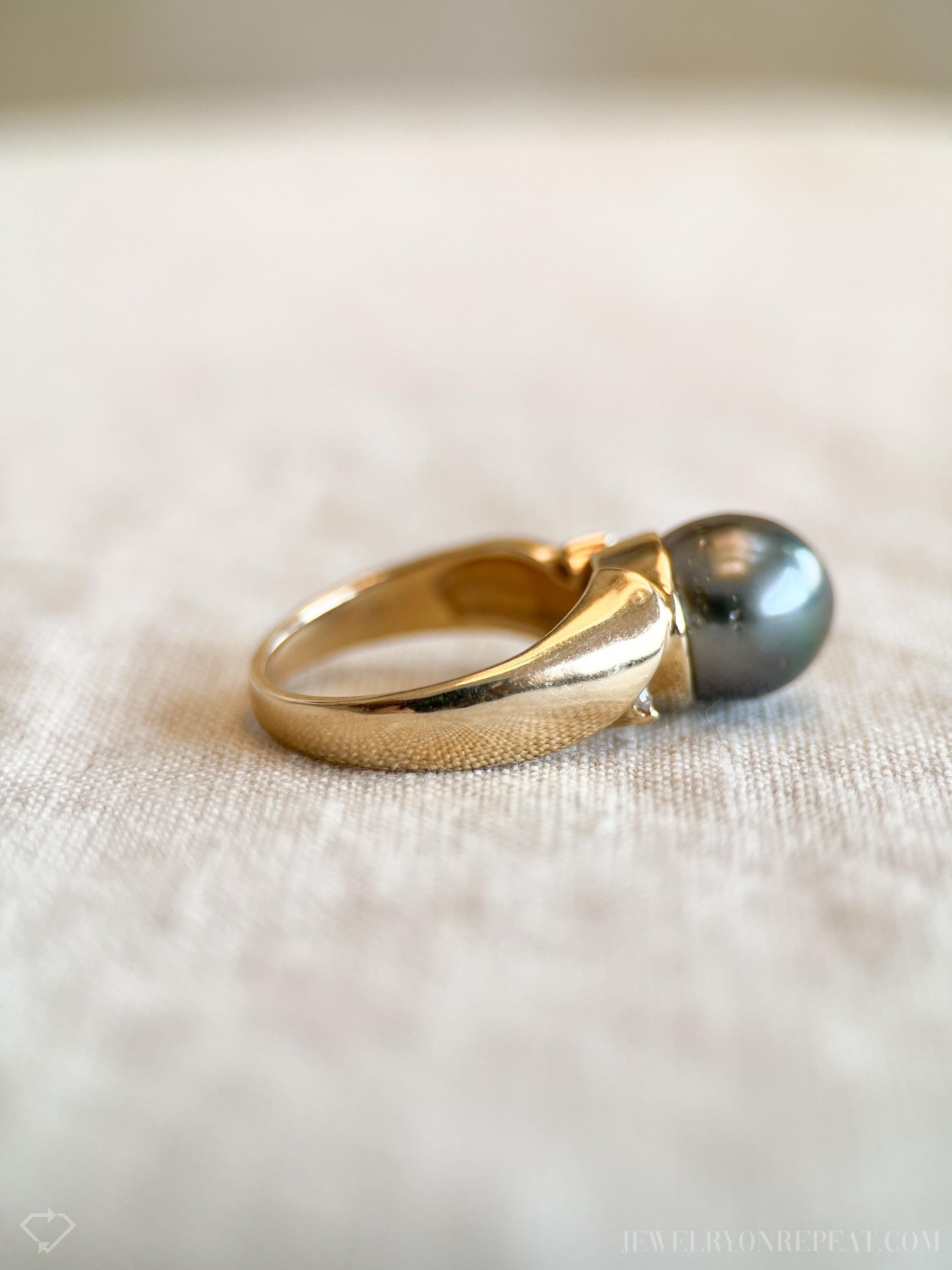 Vintage Black Pearl Ring in 14k Gold, Retro Jewelry from the 1990s - Timeless, Sustainable, @JewelryOnRepeat