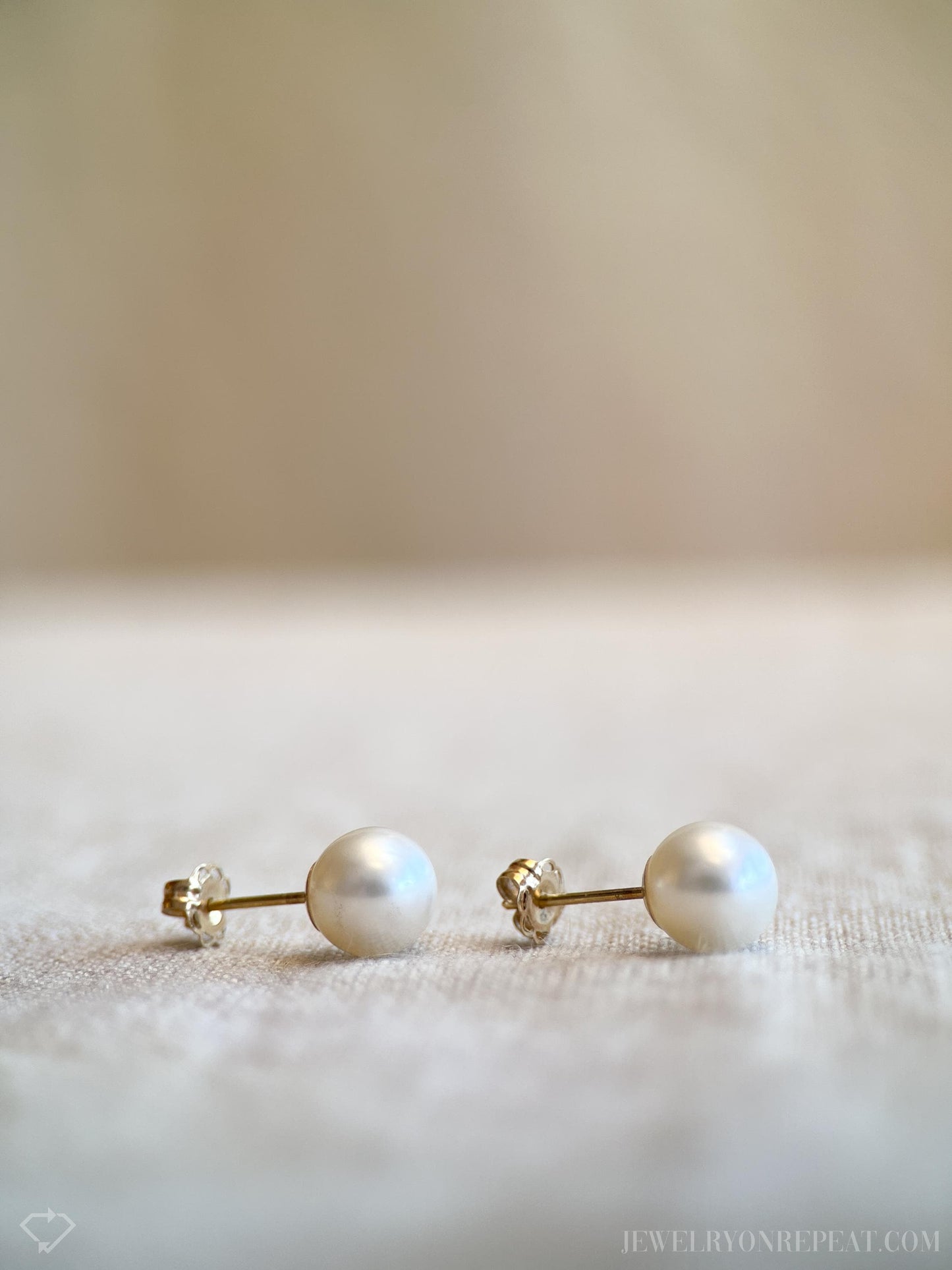 Vintage Pearl Stud Earrings in 14k Gold, Retro Jewelry from the 1990s - Timeless, Sustainable, @JewelryOnRepeat