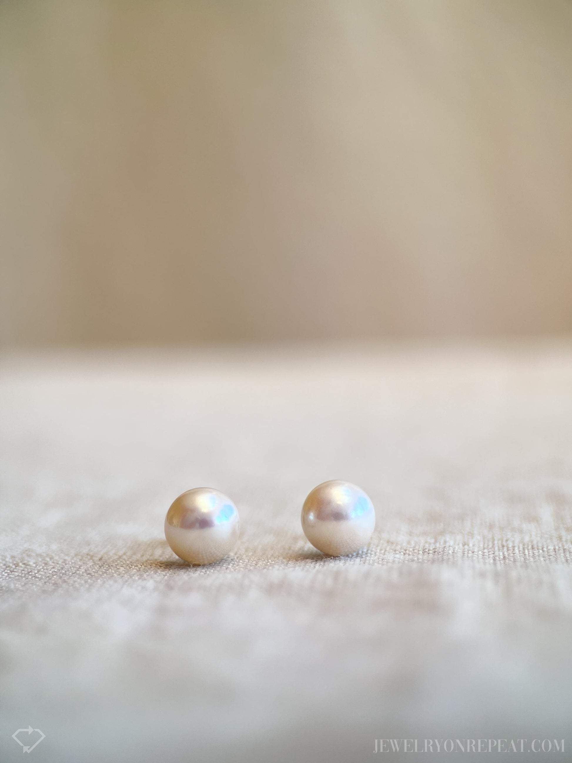 Vintage Pearl Stud Earrings in 14k Gold, Retro Jewelry from the 1990s - Timeless, Sustainable, @JewelryOnRepeat