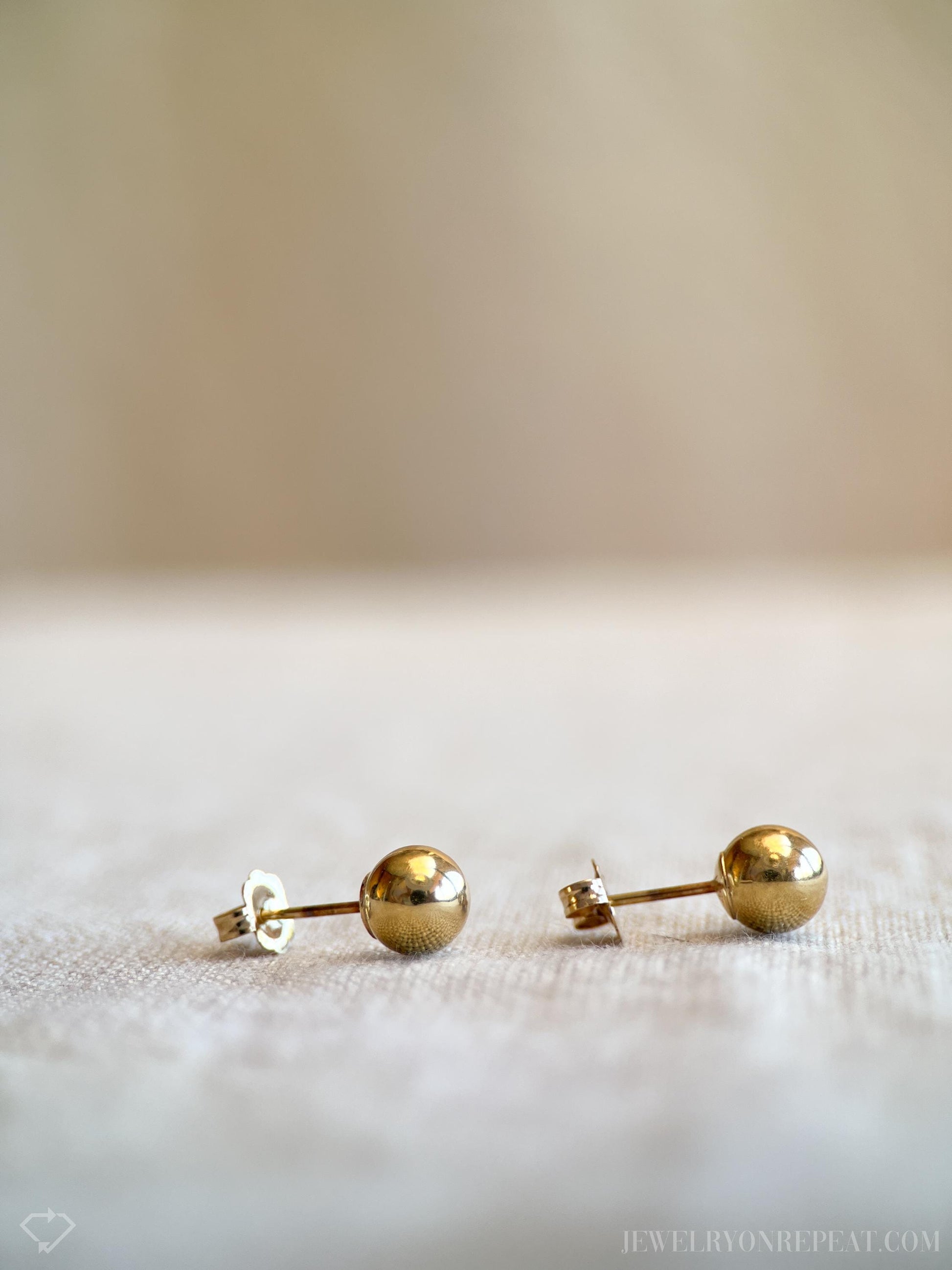 Vintage Gold Bead Stud Earrings in 14k Gold, Retro Jewelry from the 1970s - Timeless, Sustainable, @JewelryOnRepeat