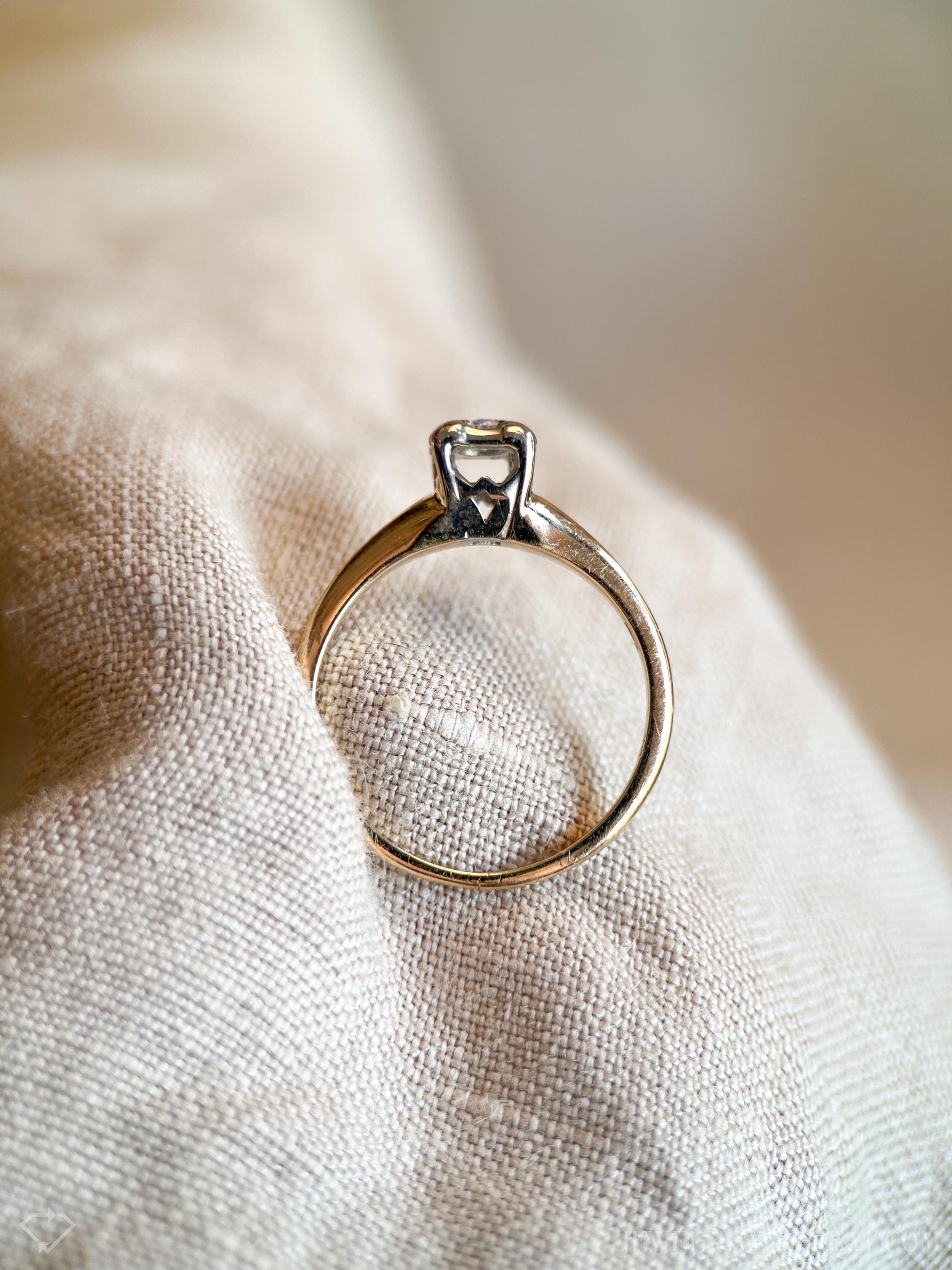 Vintage Art Deco Diamond Solitaire Engagement Ring in 14k Gold, Antique Jewelry from the 1930s