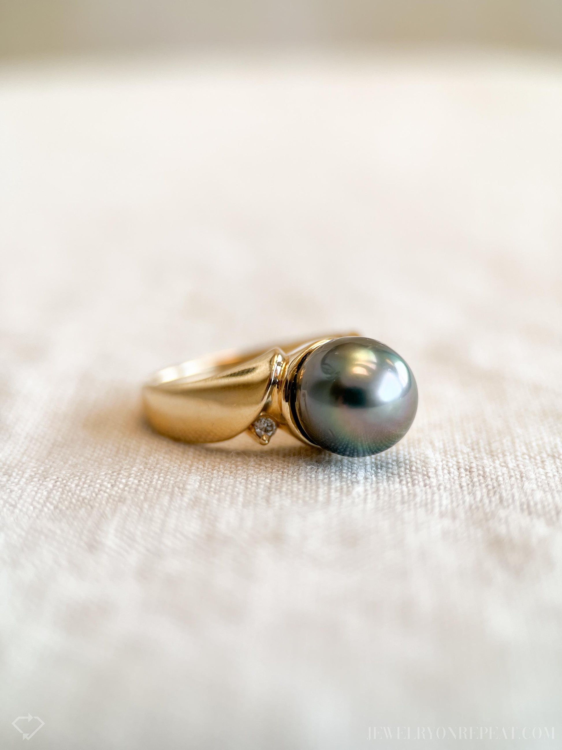 Vintage Black Pearl Ring in 14k Gold, Retro Jewelry from the 1990s - Timeless, Sustainable, @JewelryOnRepeat