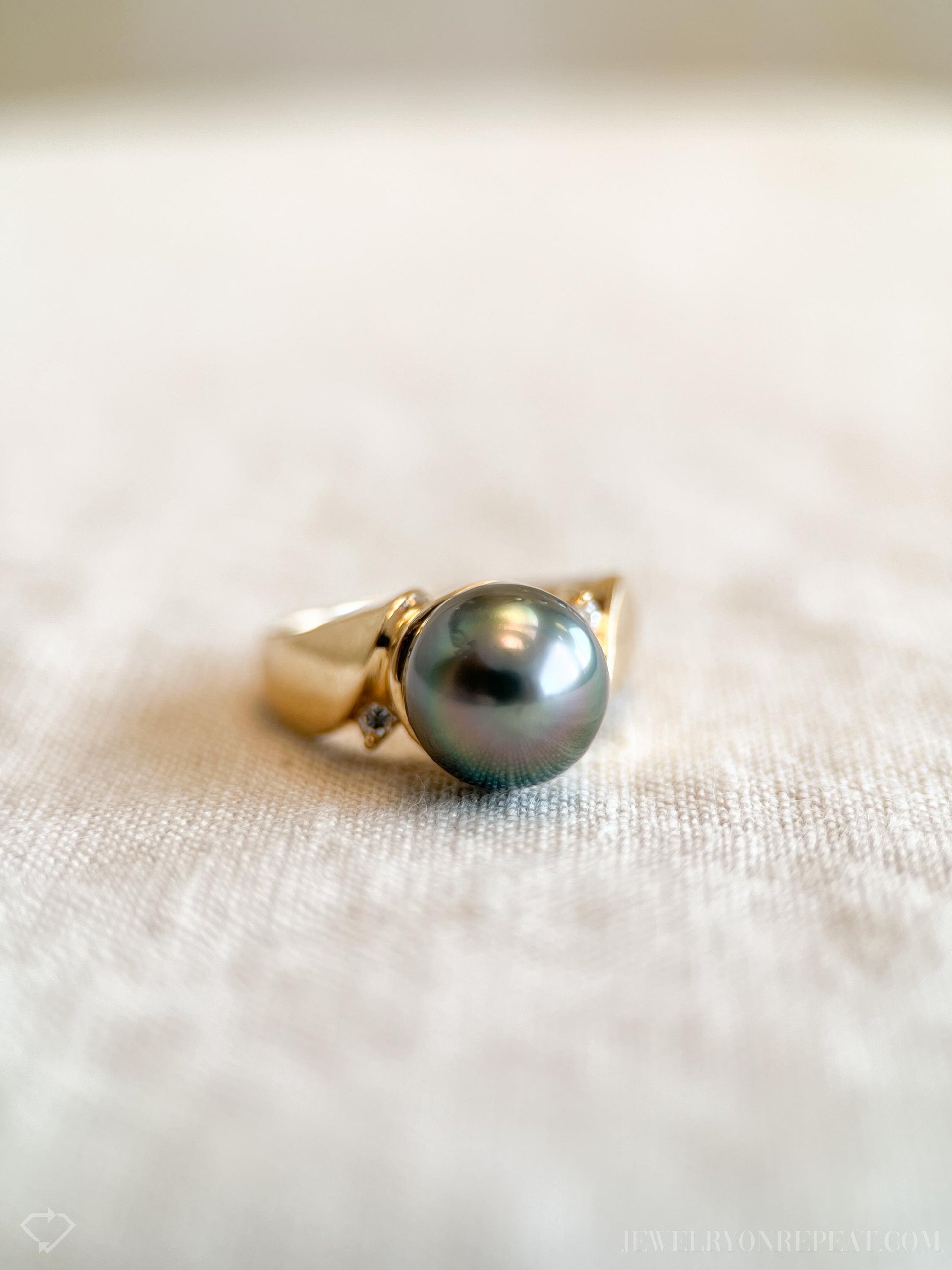 Vintage Black Pearl Ring in 14k Gold, Retro Jewelry from the 1990s - Timeless, Sustainable, @JewelryOnRepeat
