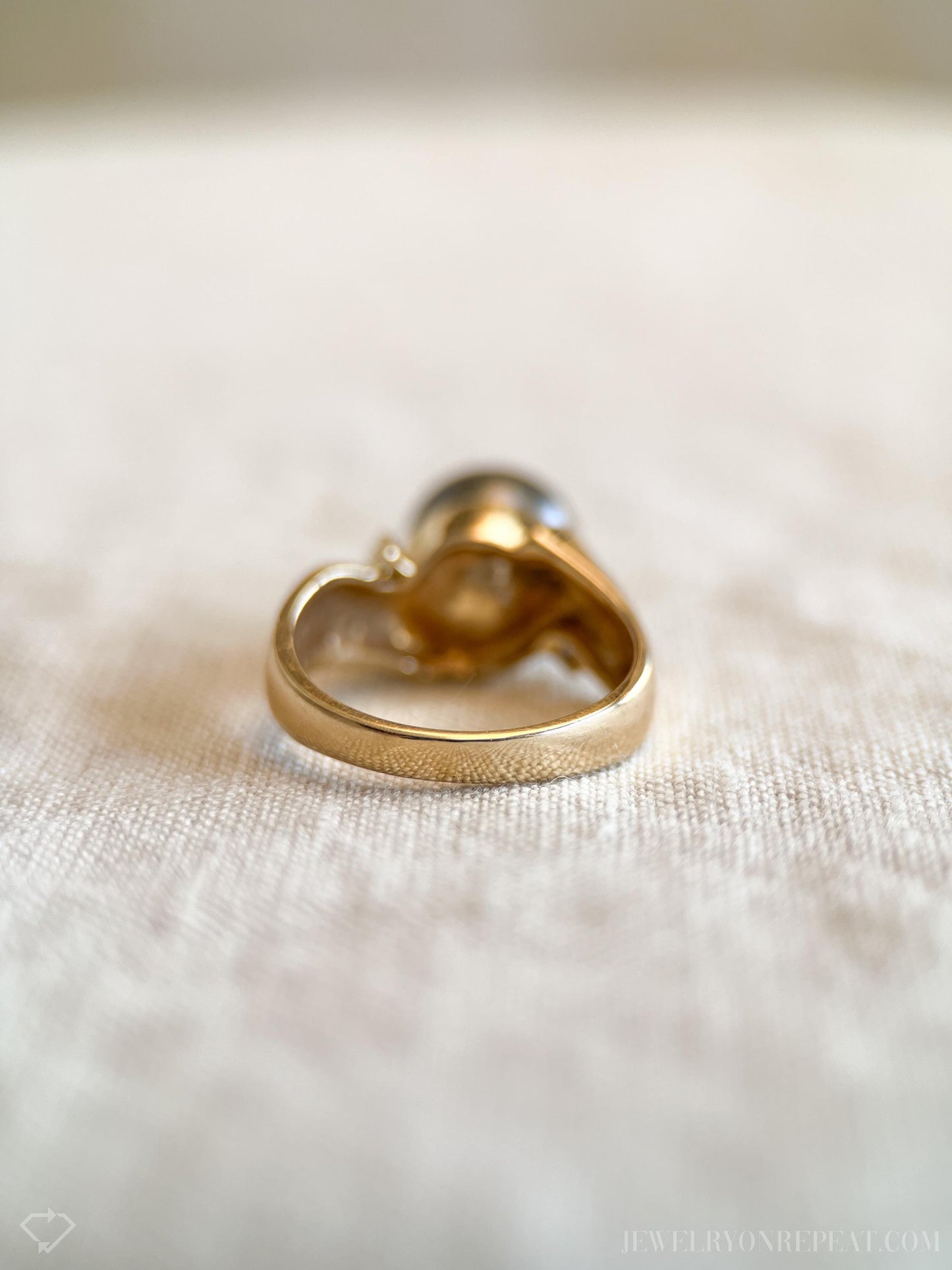 Vintage Black Pearl Ring in 14k Gold, Retro Jewelry from the 1990s - Timeless, Sustainable, @JewelryOnRepeat