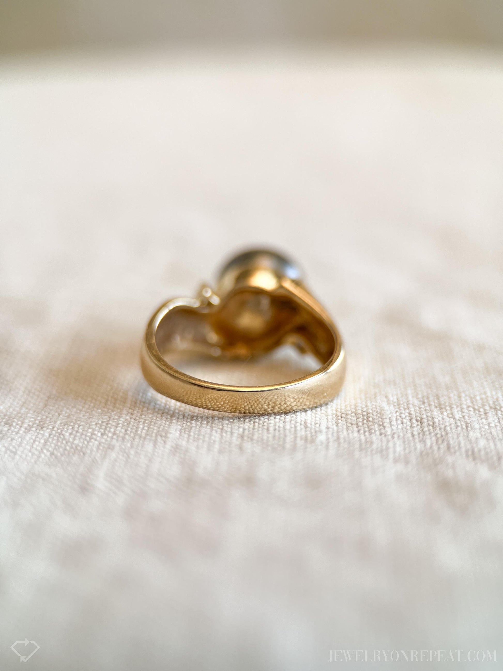 Vintage Black Pearl Ring in 14k Gold, Retro Jewelry from the 1990s - Timeless, Sustainable, @JewelryOnRepeat