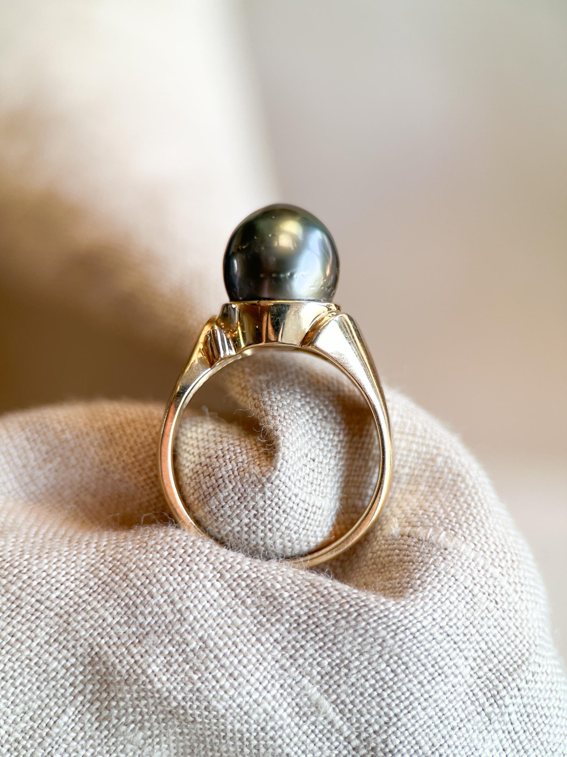 Vintage Black Pearl Ring in 14k Gold, Retro Jewelry from the 1990s - Timeless, Sustainable, @JewelryOnRepeat