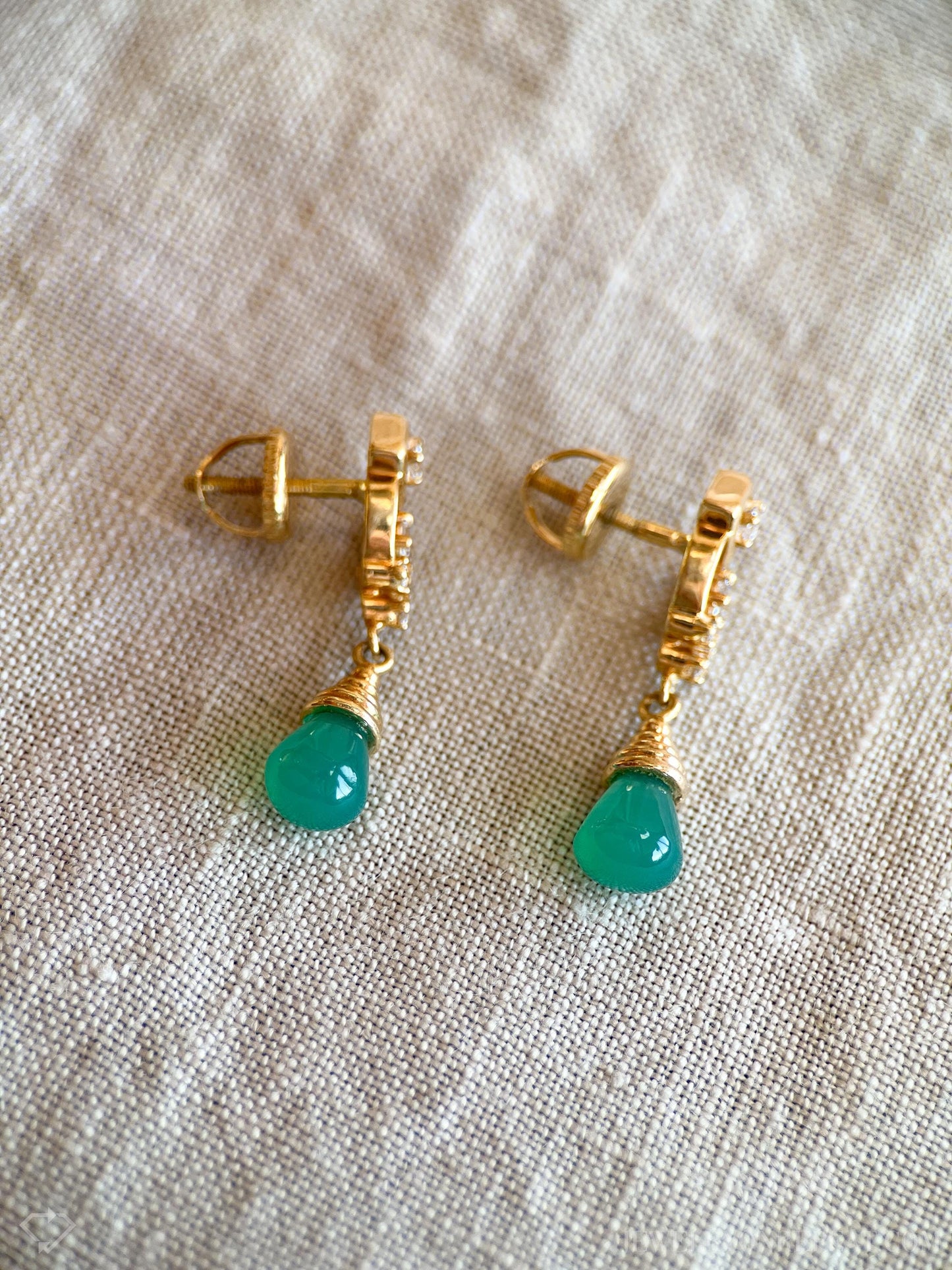 Vintage Green Gemstone Dangle Earrings in 18k Gold, Vintage Jewelry from the 1960s - Timeless, Sustainable, @JewelryOnRepeat