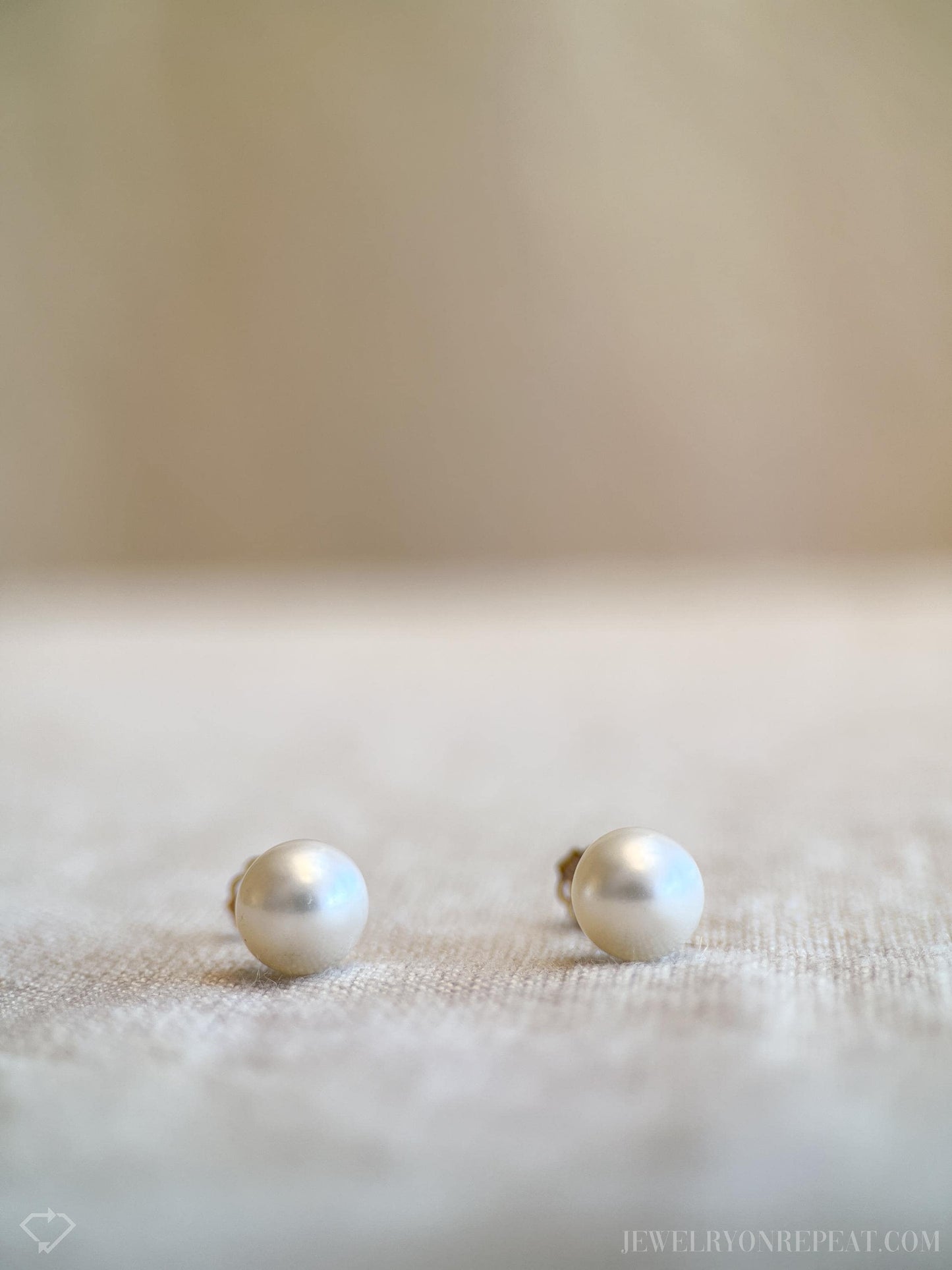 Vintage Pearl Stud Earrings in 14k Gold, Retro Jewelry from the 1990s - Timeless, Sustainable, @JewelryOnRepeat