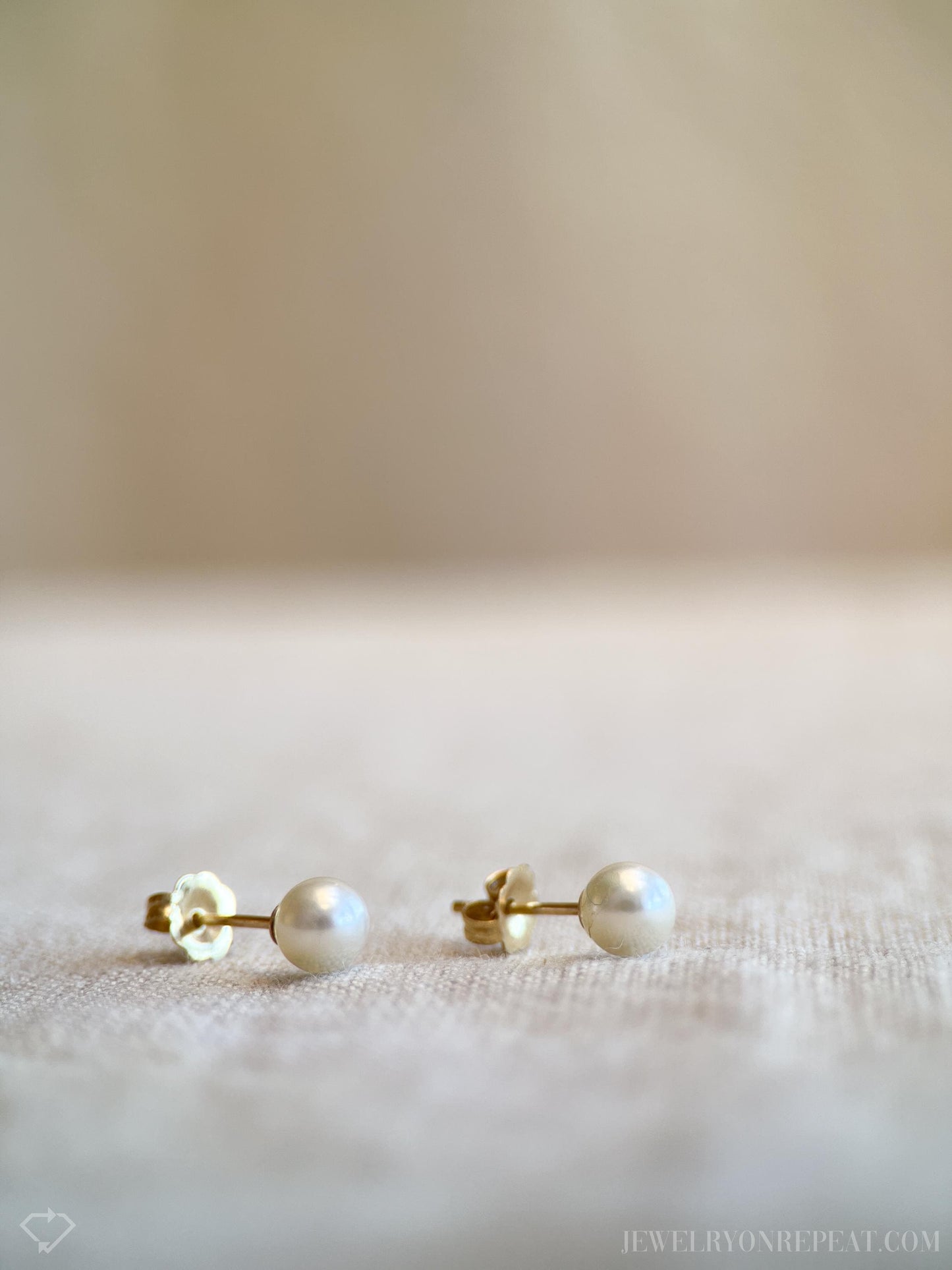 Vintage Pearl Stud Earrings in 14k Gold, Retro Jewelry from the 1990s - Timeless, Sustainable, @JewelryOnRepeat