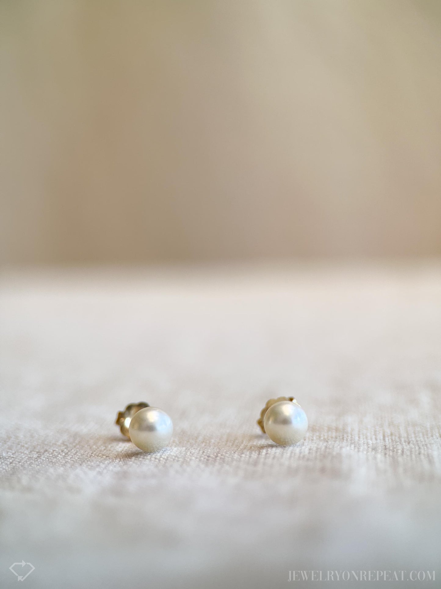 Vintage Pearl Stud Earrings in 14k Gold, Retro Jewelry from the 1990s - Timeless, Sustainable, @JewelryOnRepeat
