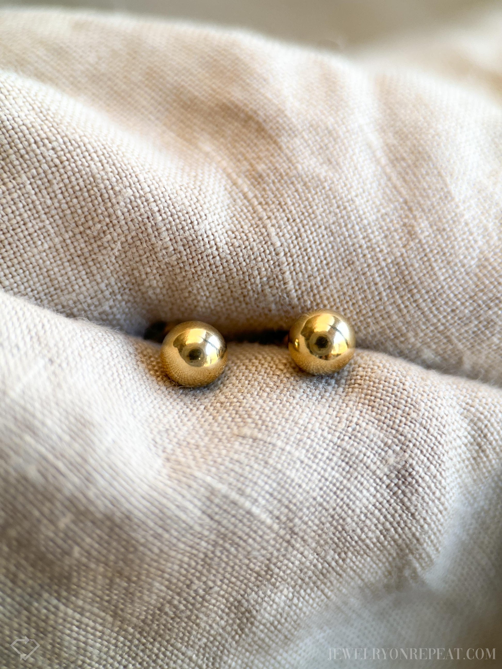 Vintage Gold Bead Stud Earrings in 14k Gold, Retro Jewelry from the 1970s - Timeless, Sustainable, @JewelryOnRepeat