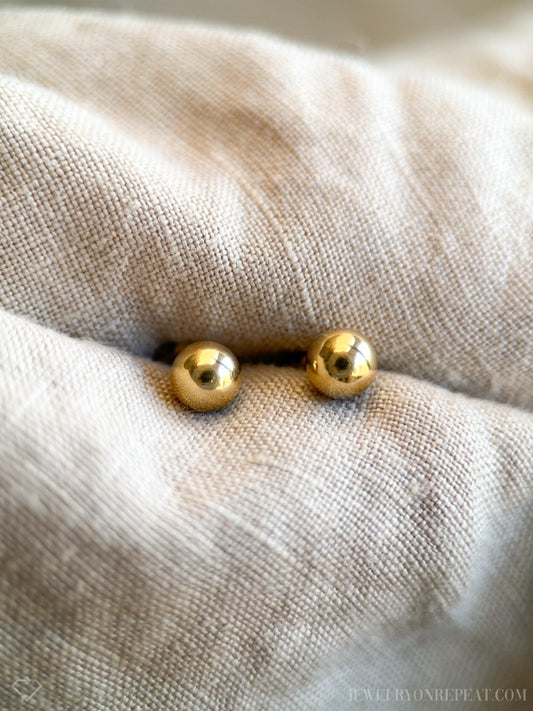 Vintage Gold Bead Stud Earrings in 14k Gold, Retro Jewelry from the 1970s - Timeless, Sustainable, @JewelryOnRepeat