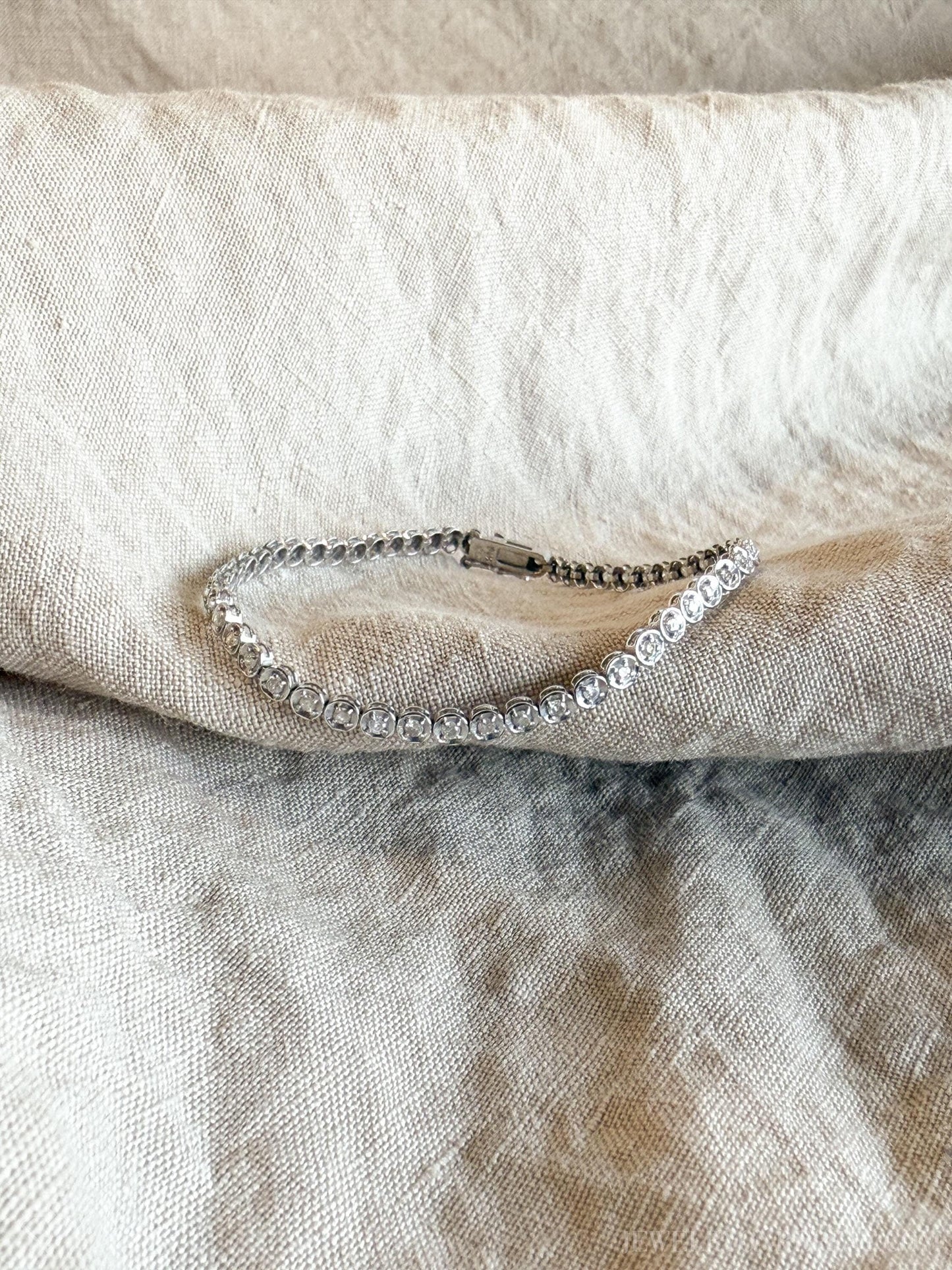 Vintage Diamond Tennis Bracelet in 18k White Gold, Retro Jewelry from the 1990s - Timeless, Sustainable, @JewelryOnRepeat