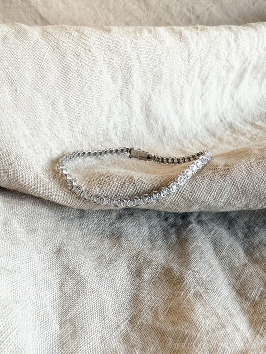 Vintage Diamond Tennis Bracelet in 18k White Gold, Retro Jewelry from the 1990s - Timeless, Sustainable, @JewelryOnRepeat