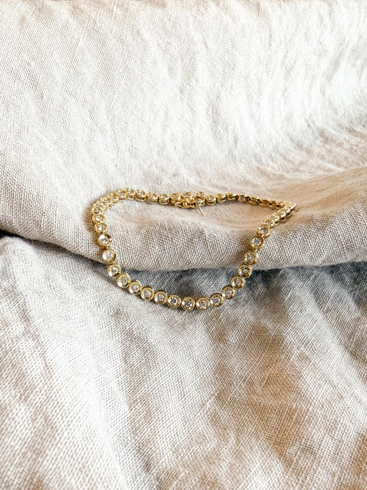 Vintage Diamond Tennis Bracelet in 18k White Gold, Retro Jewelry from the 1990s - Timeless, Sustainable, @JewelryOnRepeat