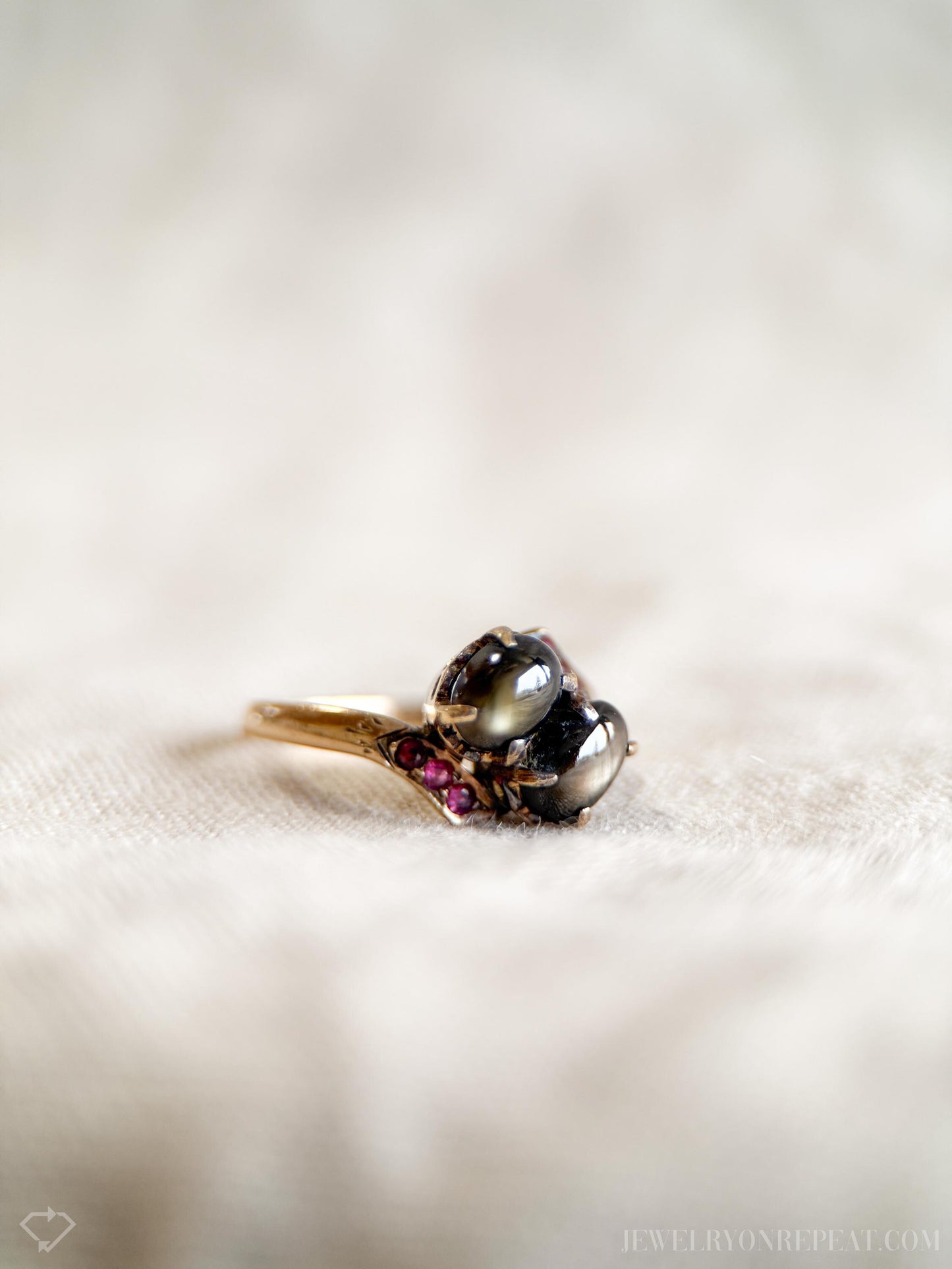 Vintage Art Deco Star Sapphire Gemstone Cabochon Ring in 14k Gold, Antique Jewelry from the 1960s - Timeless, Sustainable, @JewelryOnRepeat