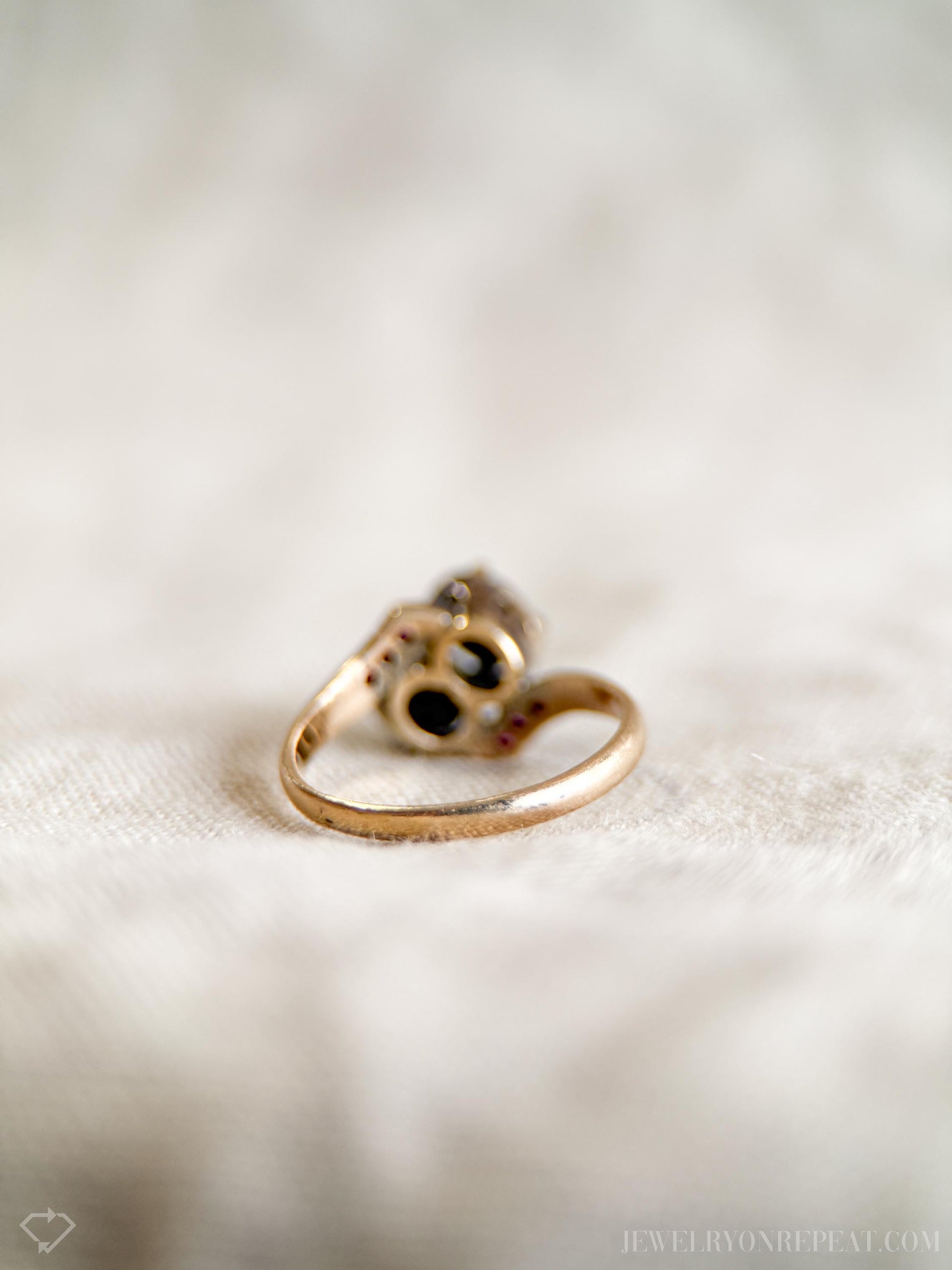 Vintage Art Deco Star Sapphire Gemstone Cabochon Ring in 14k Gold, Antique Jewelry from the 1960s - Timeless, Sustainable, @JewelryOnRepeat