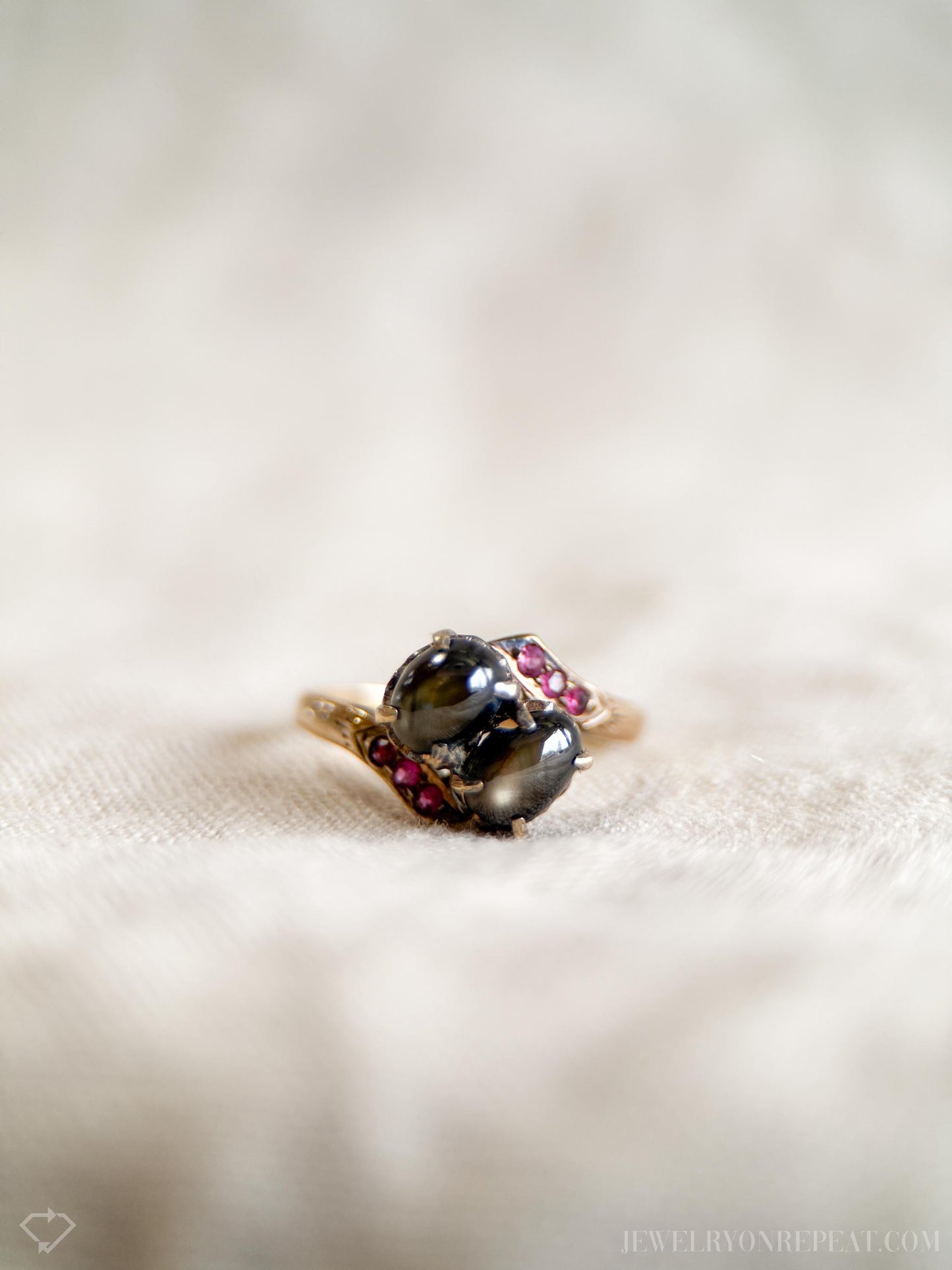 Vintage Art Deco Star Sapphire Gemstone Cabochon Ring in 14k Gold, Antique Jewelry from the 1960s - Timeless, Sustainable, @JewelryOnRepeat