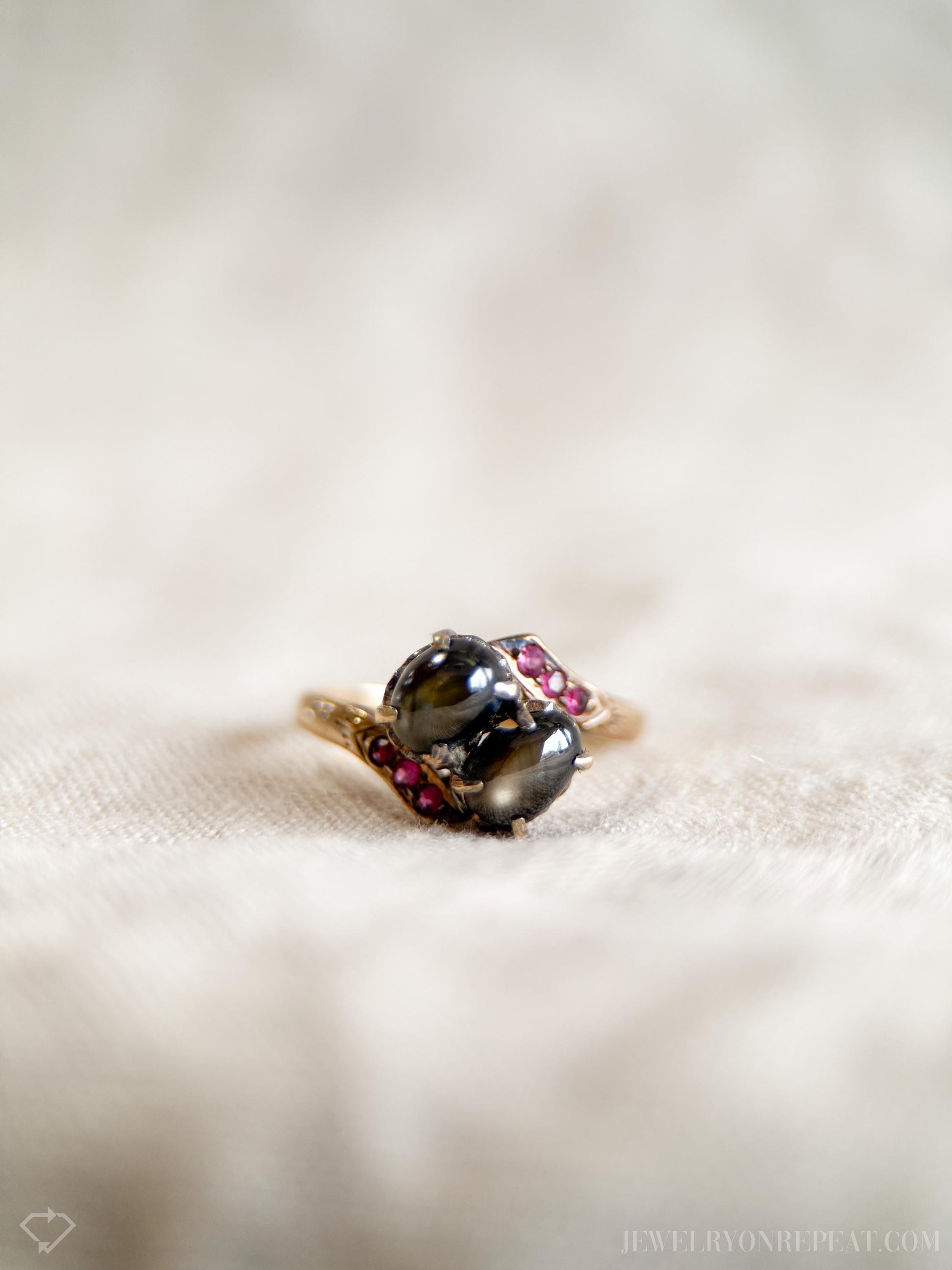 Vintage Art Deco Star Sapphire Gemstone Cabochon Ring in 14k Gold, Antique Jewelry from the 1960s - Timeless, Sustainable, @JewelryOnRepeat