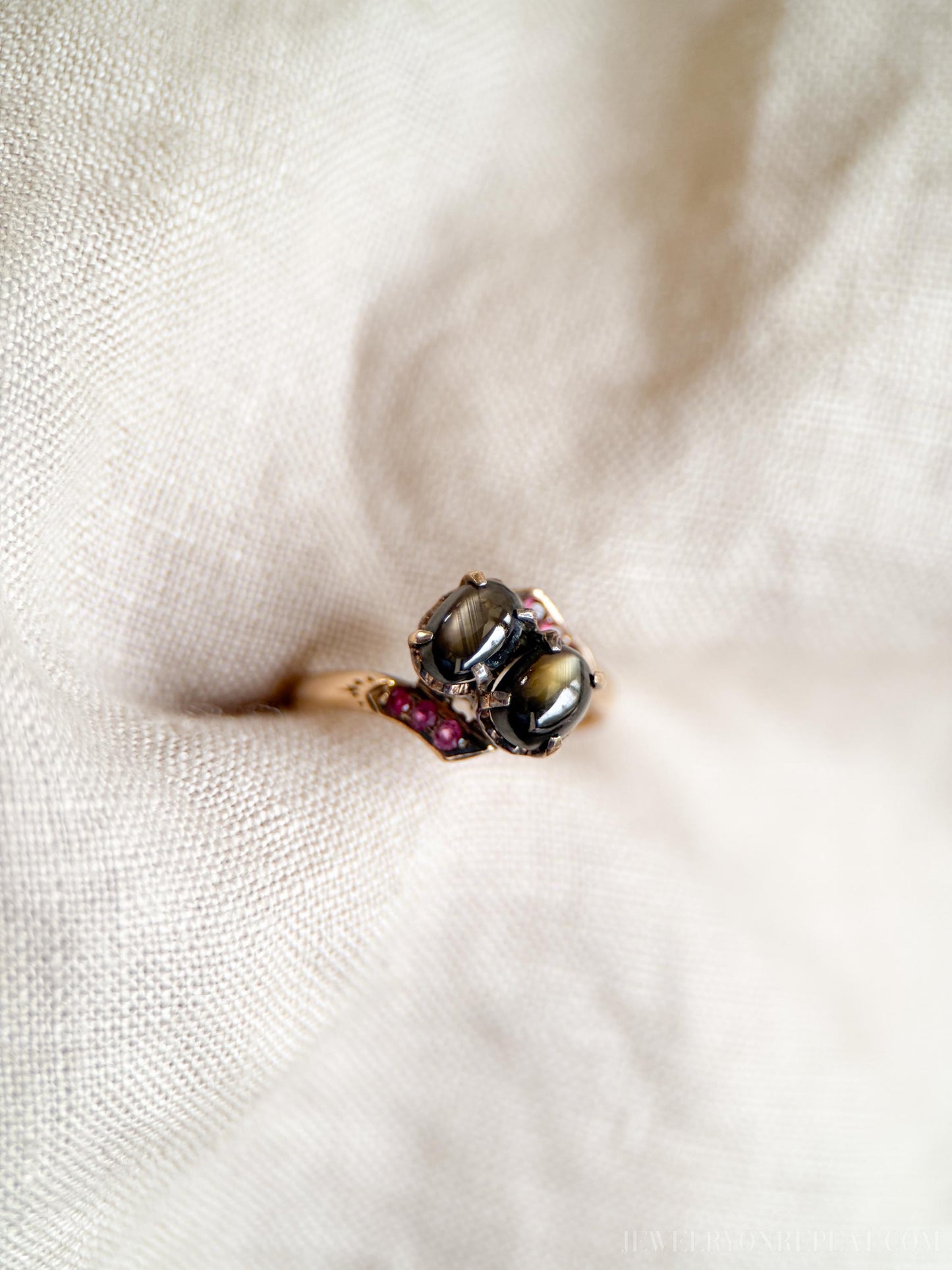 Vintage Art Deco Star Sapphire Gemstone Cabochon Ring in 14k Gold, Antique Jewelry from the 1960s - Timeless, Sustainable, @JewelryOnRepeat