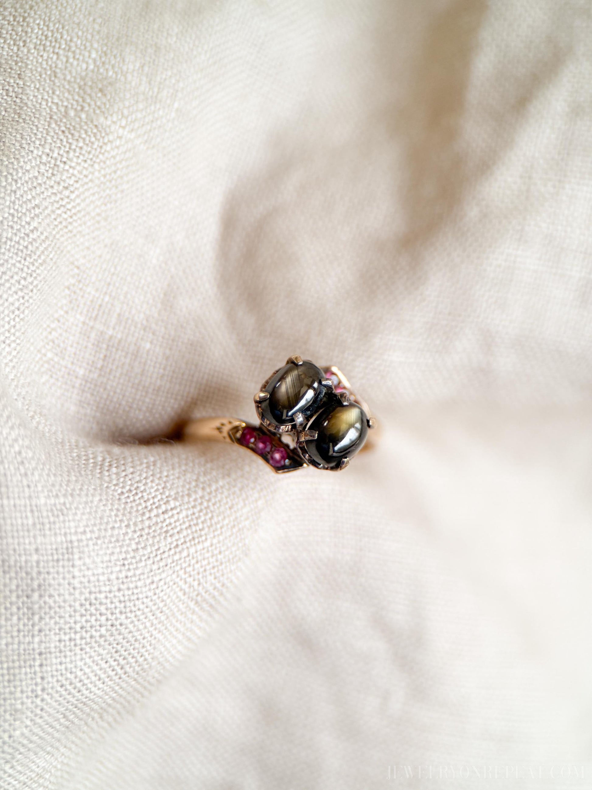 Vintage Art Deco Star Sapphire Gemstone Cabochon Ring in 14k Gold, Antique Jewelry from the 1960s - Timeless, Sustainable, @JewelryOnRepeat