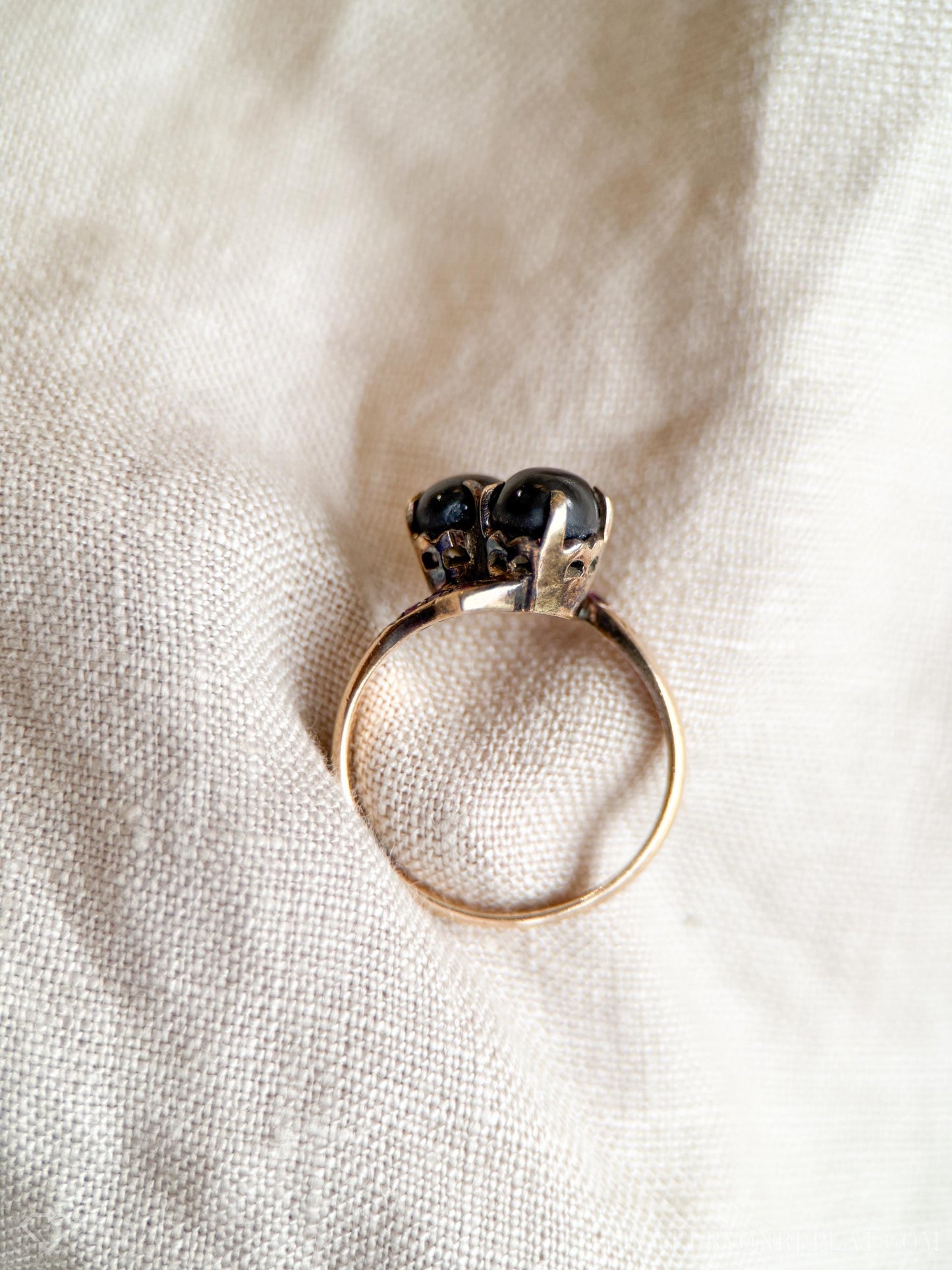 Vintage Art Deco Star Sapphire Gemstone Cabochon Ring in 14k Gold, Antique Jewelry from the 1960s - Timeless, Sustainable, @JewelryOnRepeat
