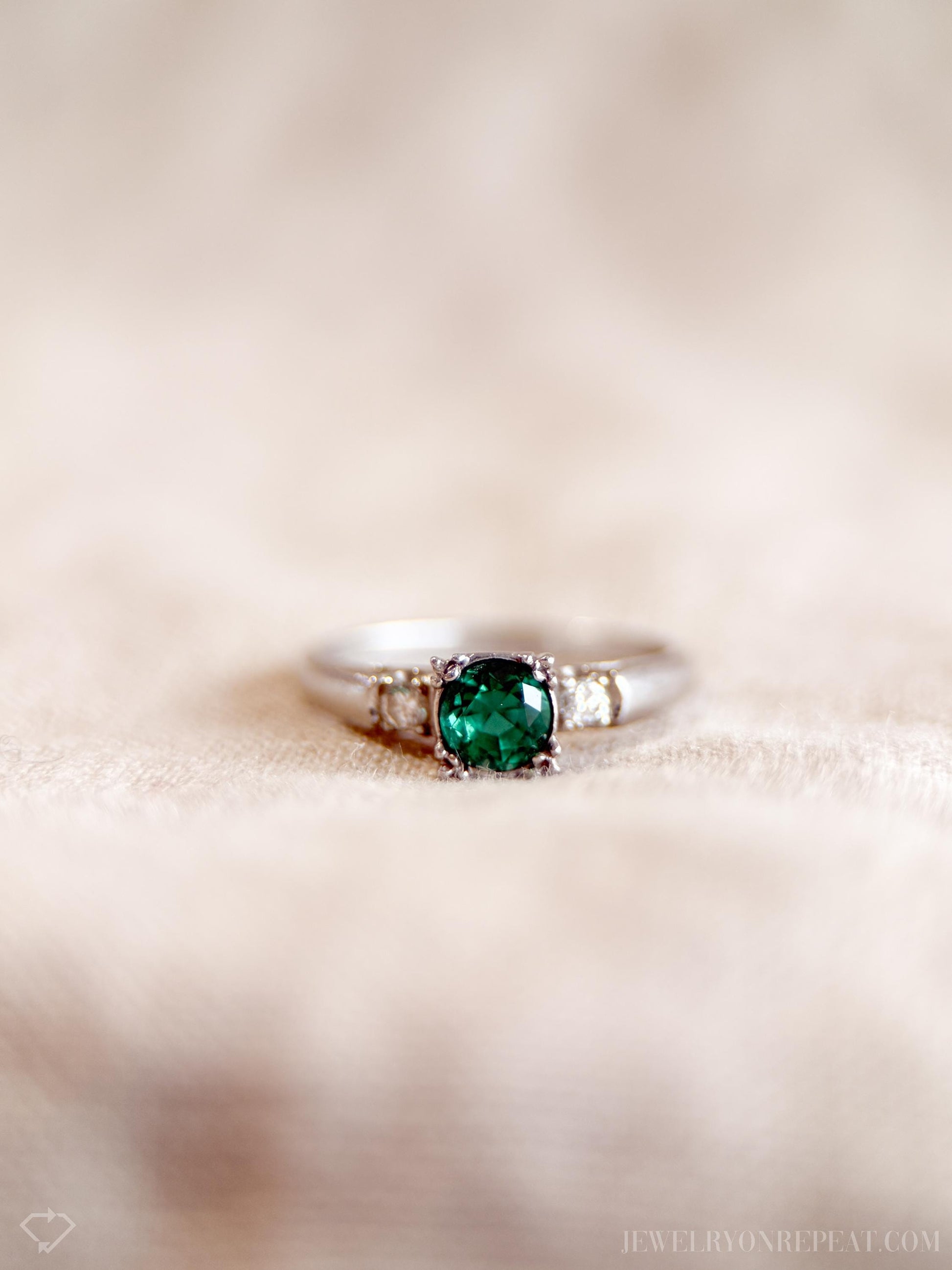 Vintage Emerald Gemstone Ring in Platinum, Retro Jewelry from the 1990s - Timeless, Sustainable, @JewelryOnRepeat