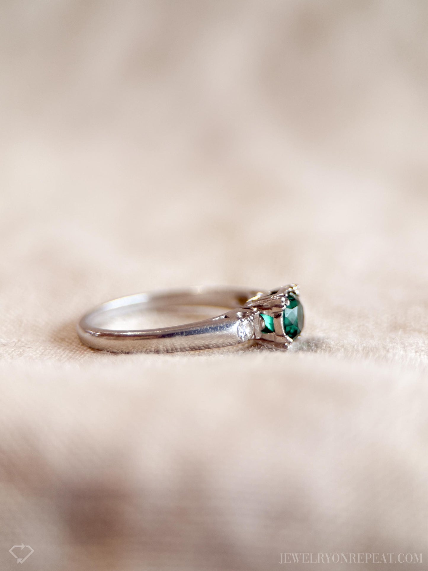 Vintage Emerald Gemstone Ring in Platinum, Retro Jewelry from the 1990s - Timeless, Sustainable, @JewelryOnRepeat
