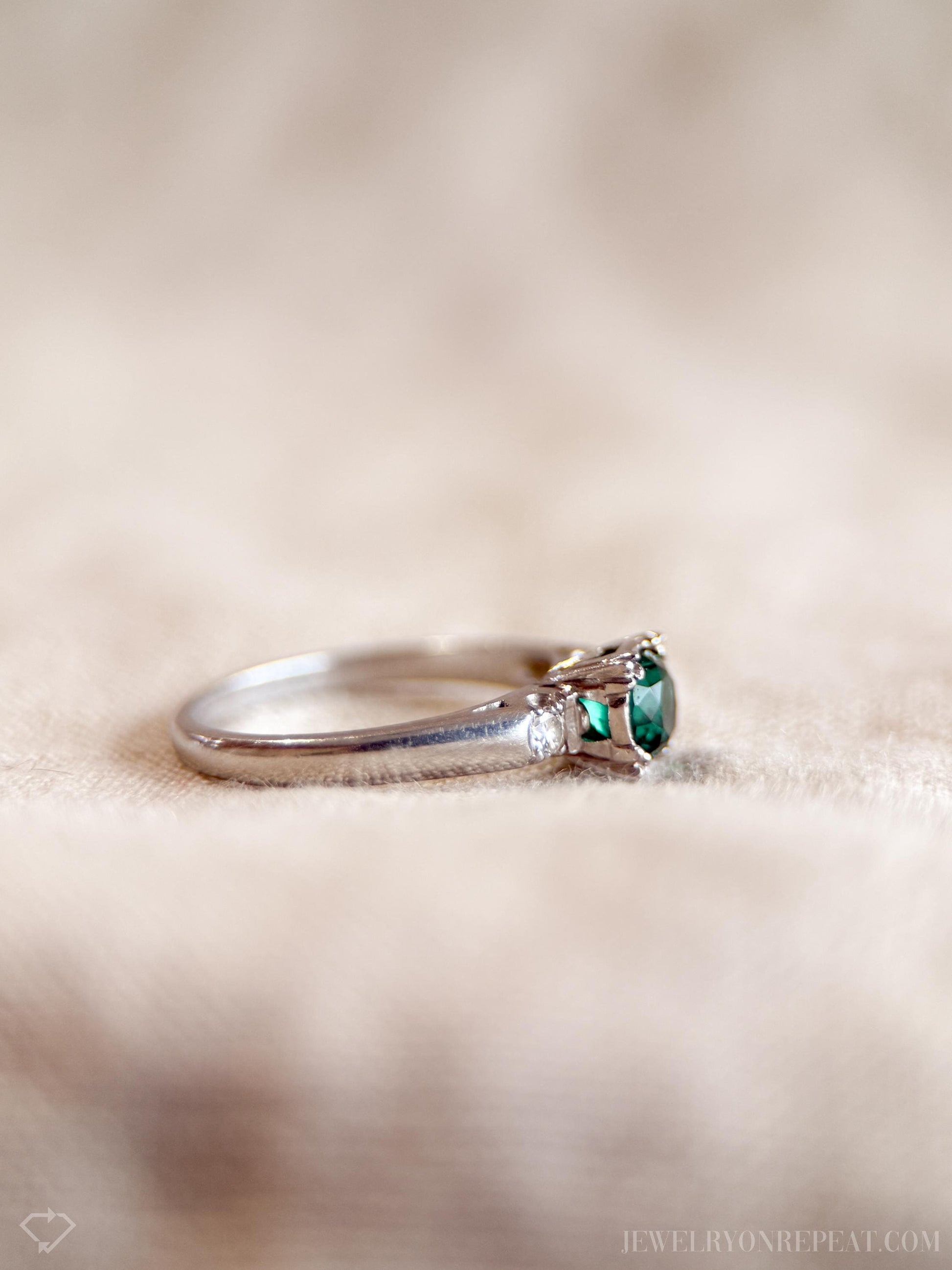 Vintage Emerald Gemstone Ring in Platinum, Retro Jewelry from the 1990s - Timeless, Sustainable, @JewelryOnRepeat