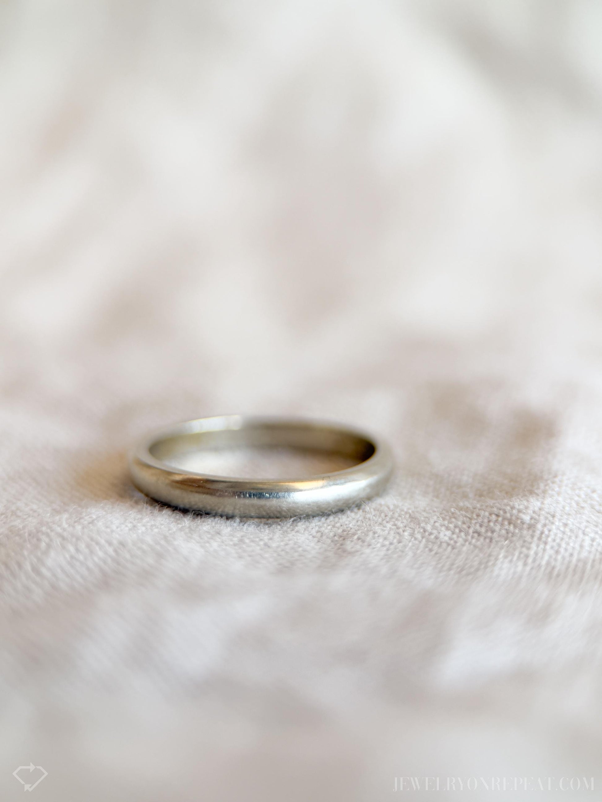 Vintage Classic Wedding Band in 14k White Gold, Retro Jewelry from the 1990s - Timeless, Sustainable, @JewelryOnRepeat