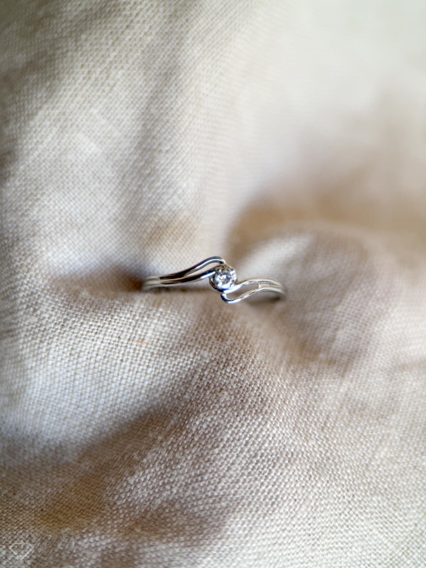 Vintage Diamond Solitaire Engagement Ring in 18k White Gold, Retro Jewelry from the 1990s