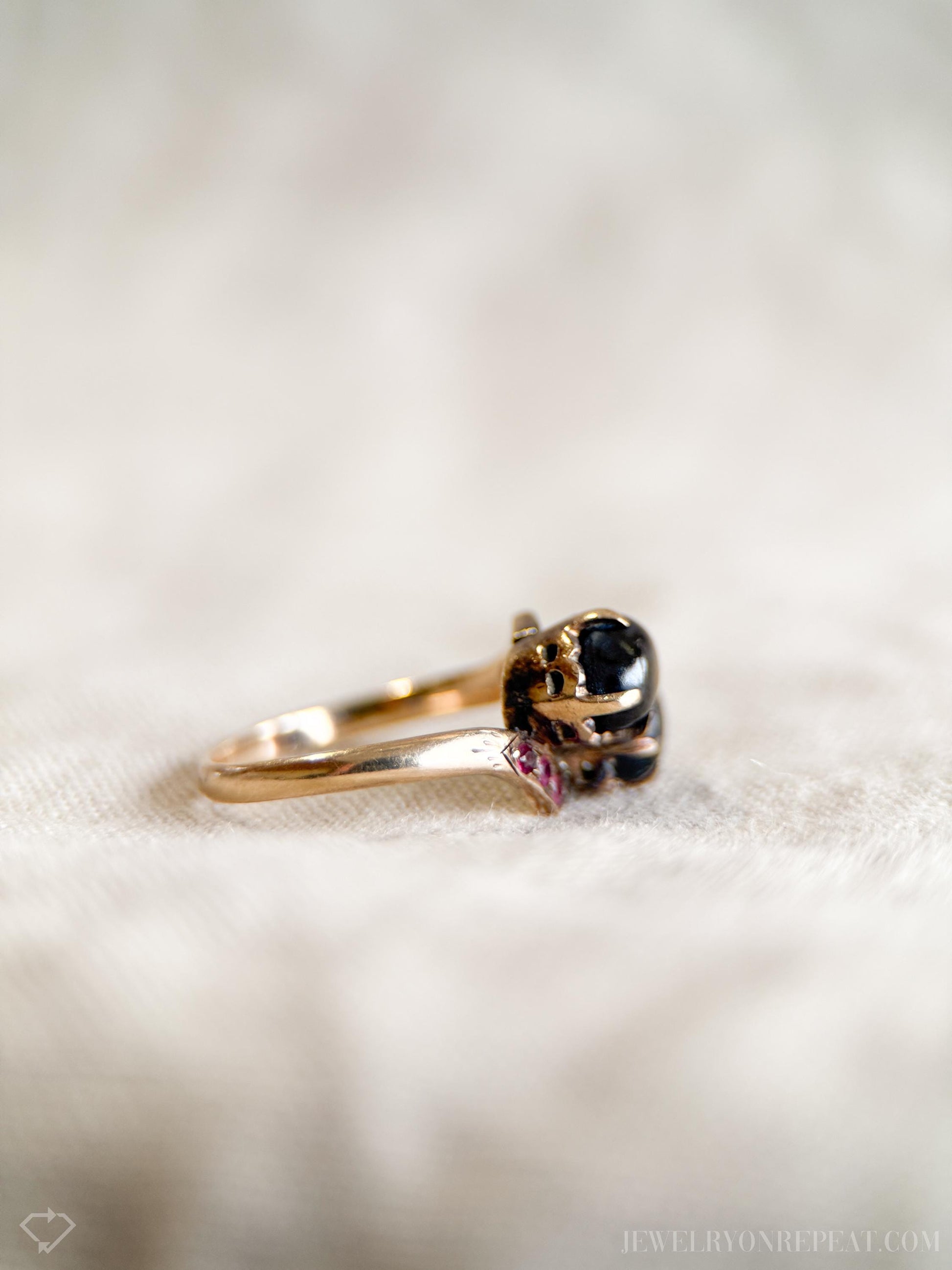 Vintage Art Deco Star Sapphire Gemstone Cabochon Ring in 14k Gold, Antique Jewelry from the 1960s - Timeless, Sustainable, @JewelryOnRepeat