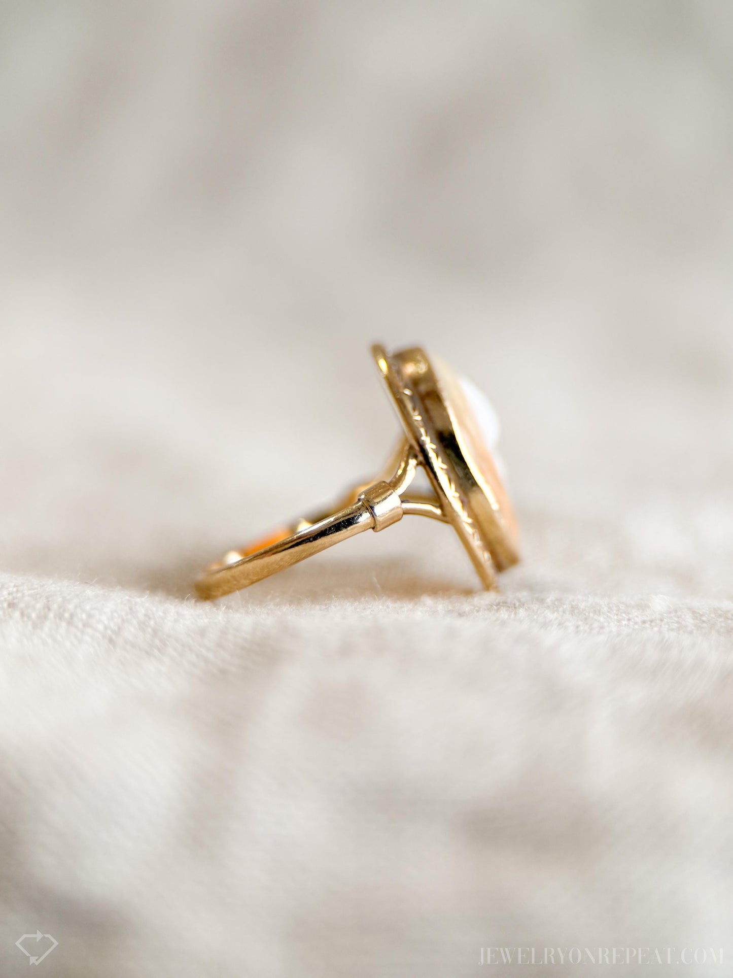 Vintage Cameo Gemstone Ring in 14k Gold, Antique Jewelry from the 1940s - Timeless, Sustainable, @JewelryOnRepeat