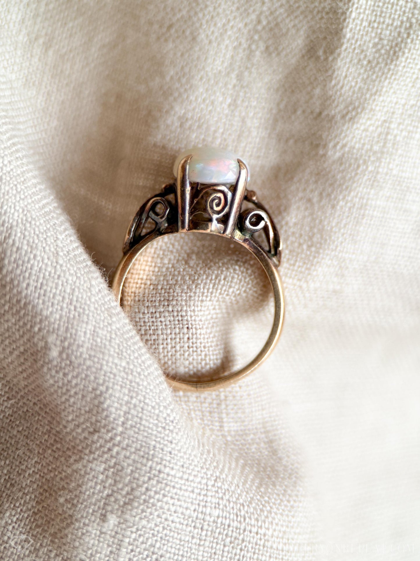 Vintage Opal Gemstone Ring in 10k Gold, Vintage Jewelry from the 1960s - Timeless, Sustainable, @JewelryOnRepeat