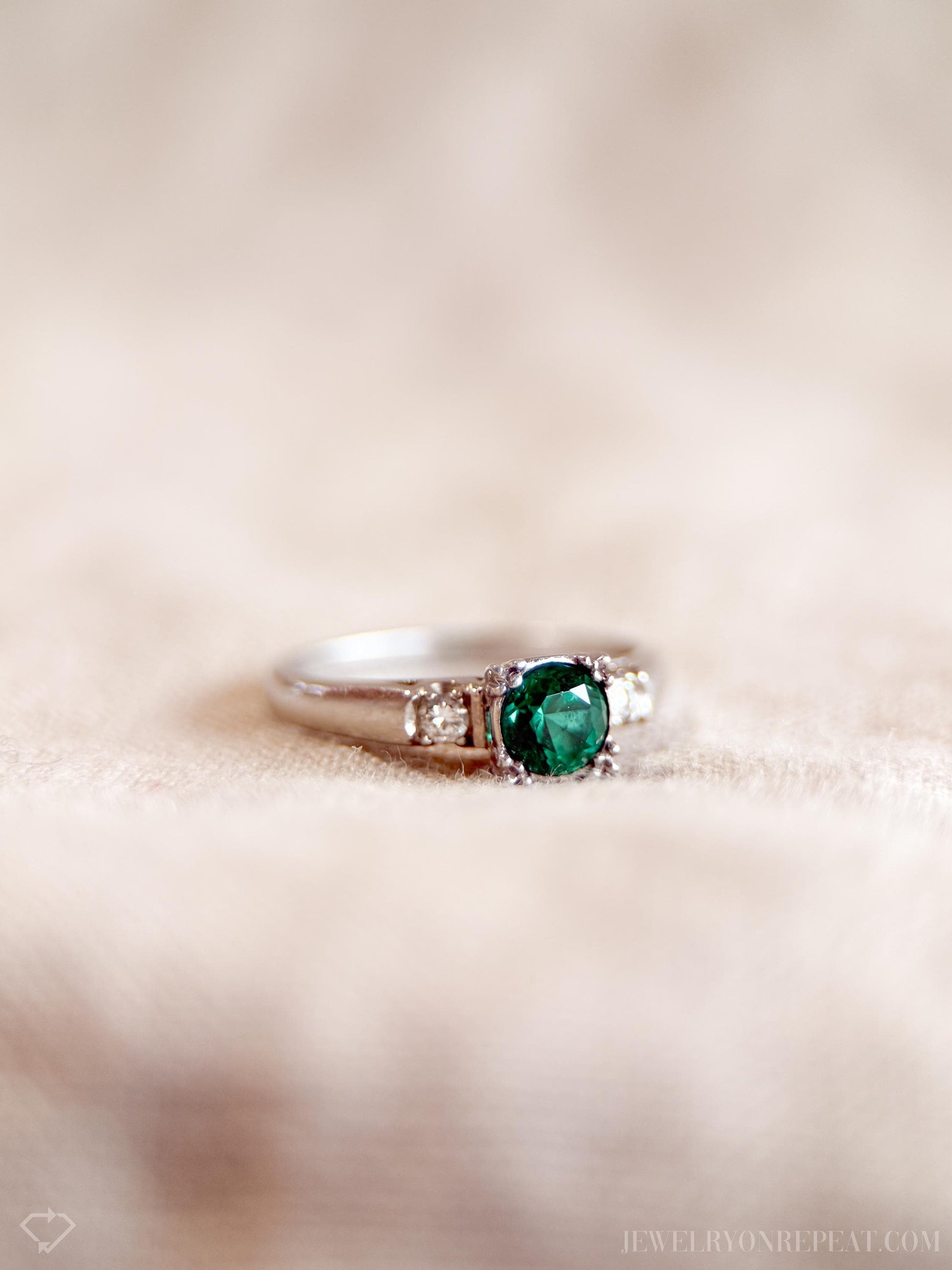 Vintage Emerald Gemstone Ring in Platinum, Retro Jewelry from the 1990s - Timeless, Sustainable, @JewelryOnRepeat