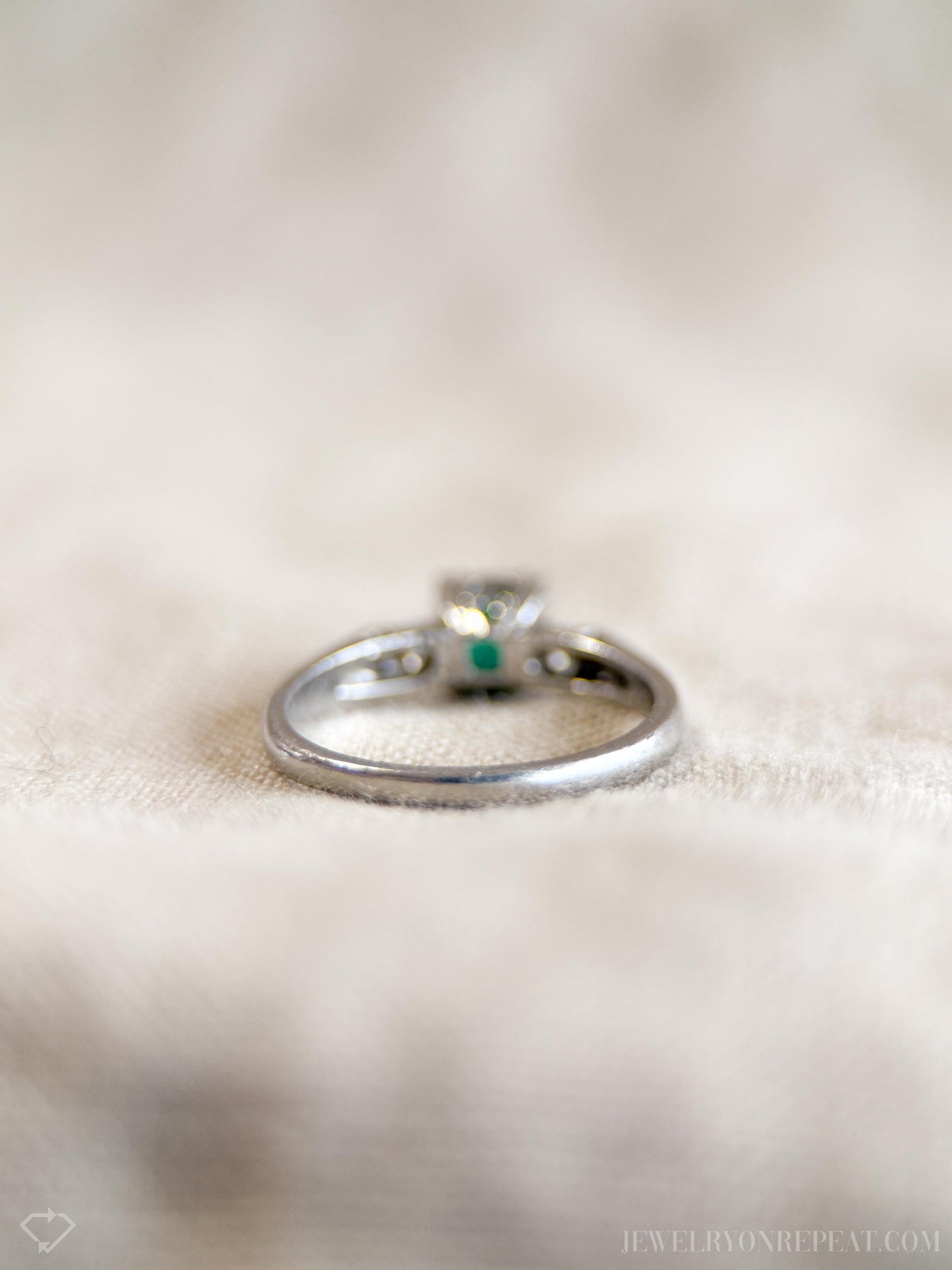 Vintage Emerald Gemstone Ring in Platinum, Retro Jewelry from the 1990s - Timeless, Sustainable, @JewelryOnRepeat