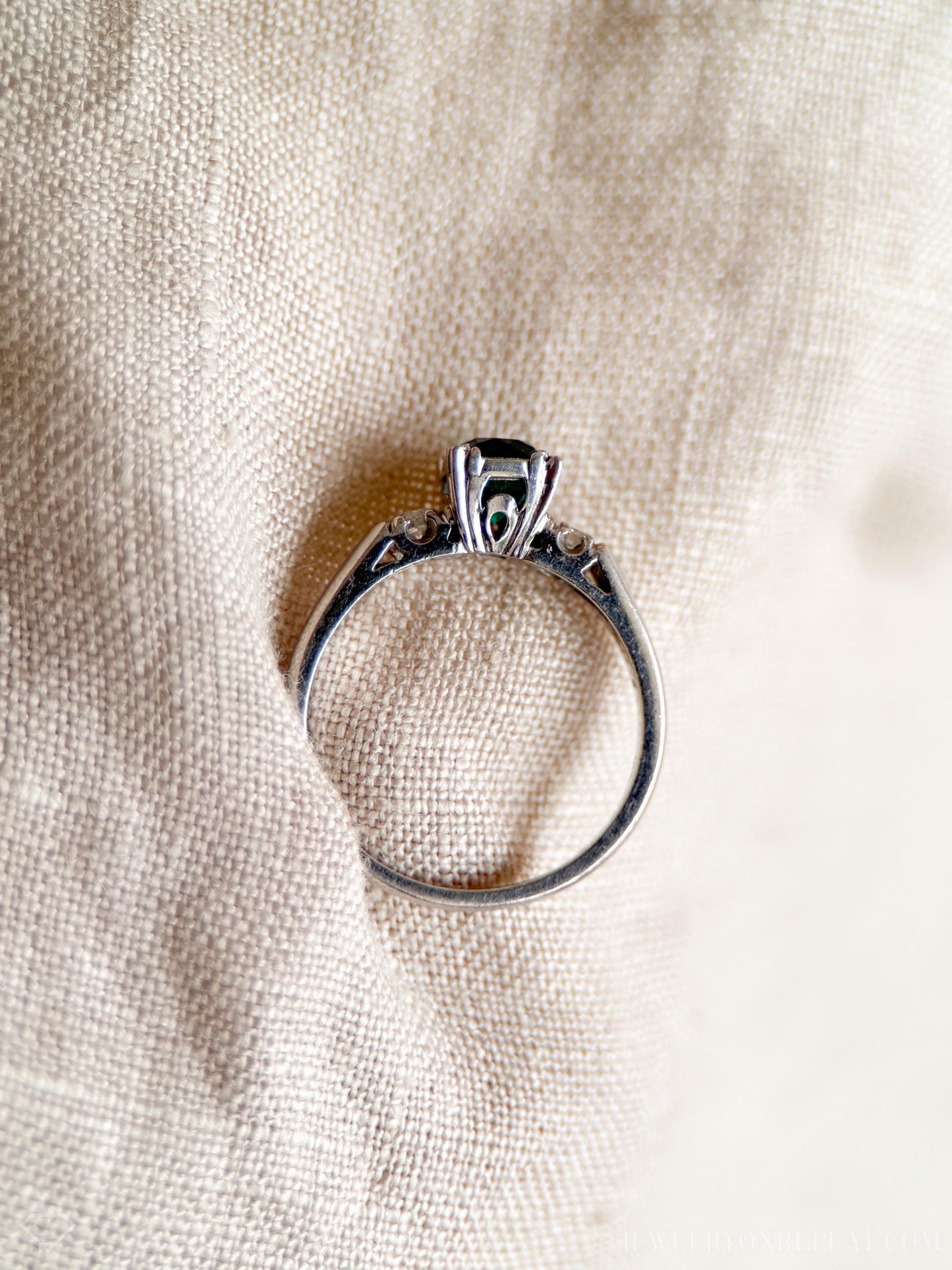 Vintage Emerald Gemstone Ring in Platinum, Retro Jewelry from the 1990s - Timeless, Sustainable, @JewelryOnRepeat