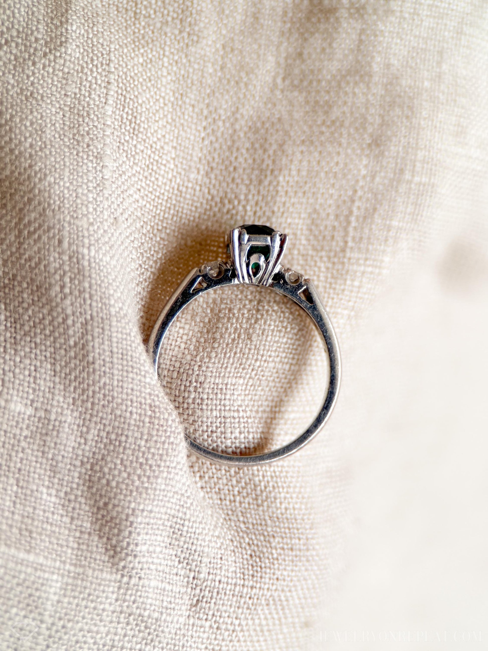 Vintage Emerald Gemstone Ring in Platinum, Retro Jewelry from the 1990s - Timeless, Sustainable, @JewelryOnRepeat