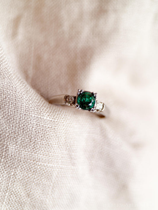 Vintage Emerald Gemstone Ring in Platinum, Retro Jewelry from the 1990s - Timeless, Sustainable, @JewelryOnRepeat