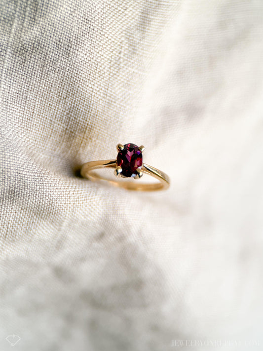 Vintage Rhodolite Garnet Solitaire Gemstone Ring in 14k Gold, Vintage Jewelry from the 1990s - Timeless, Sustainable, @JewelryOnRepeat