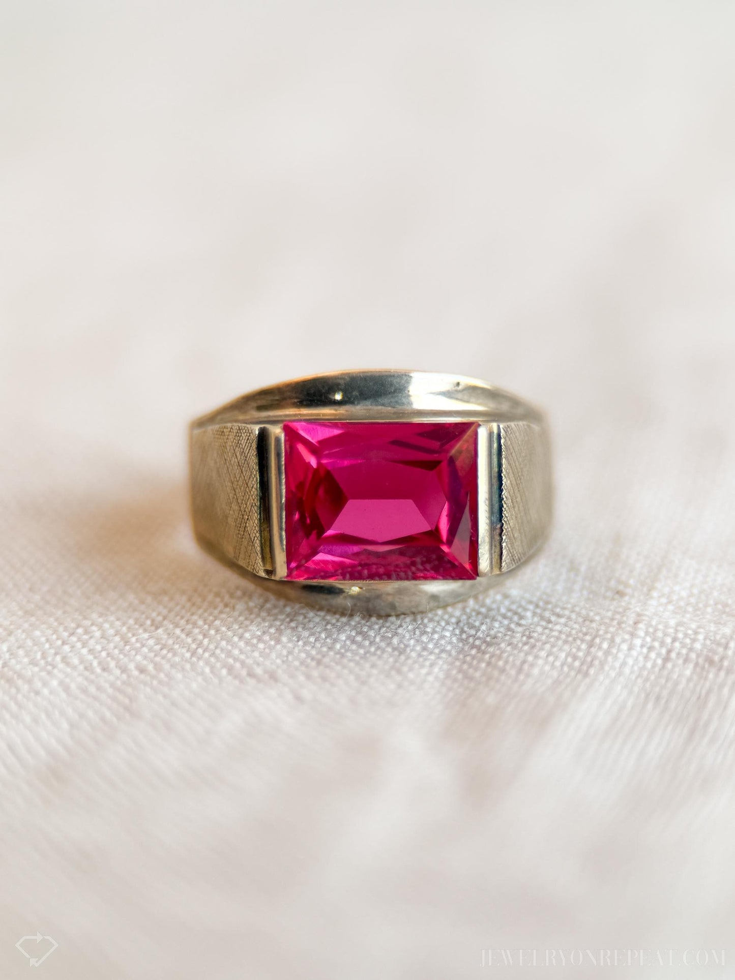 Vintage Art Deco Ruby Ring in 14k Gold, Antique Unisex Jewelry from the 1960s - Timeless, Sustainable, @JewelryOnRepeat