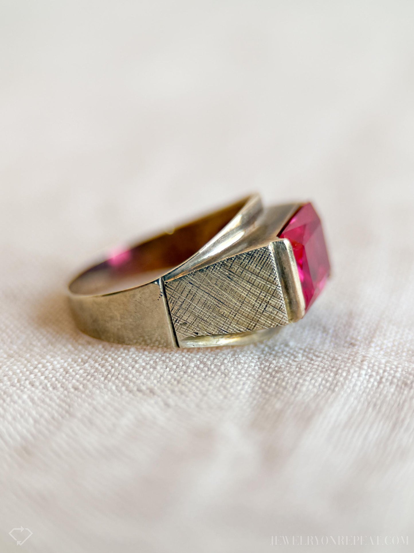Vintage Art Deco Ruby Ring in 14k Gold, Antique Unisex Jewelry from the 1960s - Timeless, Sustainable, @JewelryOnRepeat