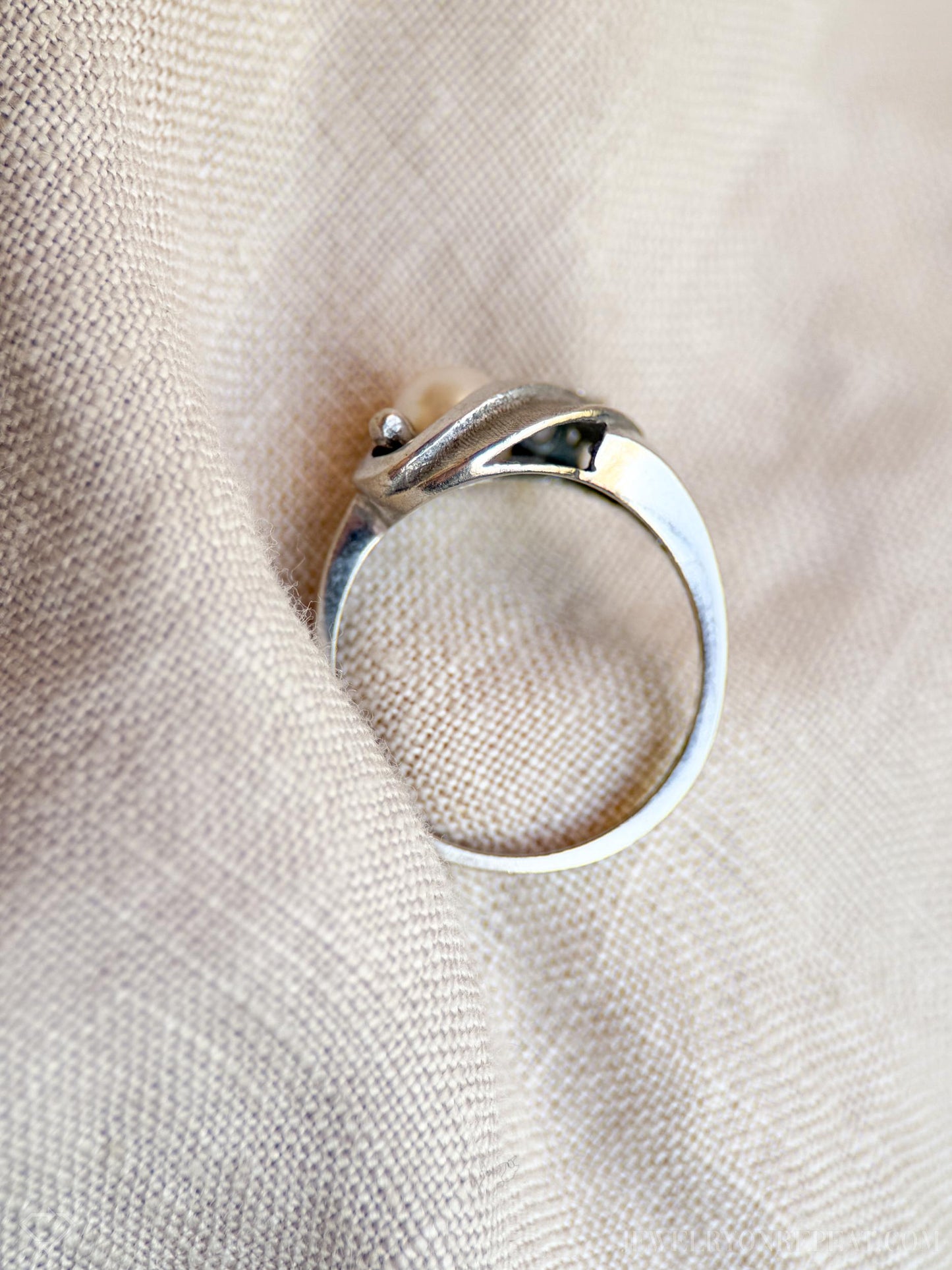 Vintage Pearl and Blue Spinel Ring in 10k White Gold, Antique Jewelry from the 1970s - Timeless, Sustainable, @JewelryOnRepeat