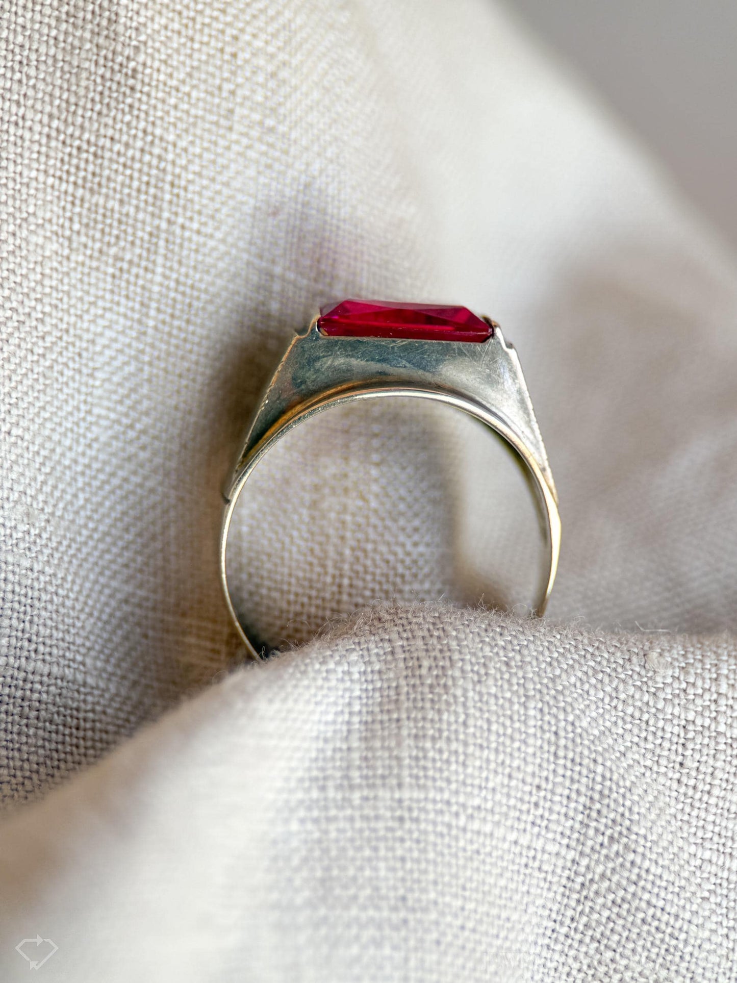 Vintage Art Deco Ruby Ring in 14k Gold, Antique Unisex Jewelry from the 1960s - Timeless, Sustainable, @JewelryOnRepeat