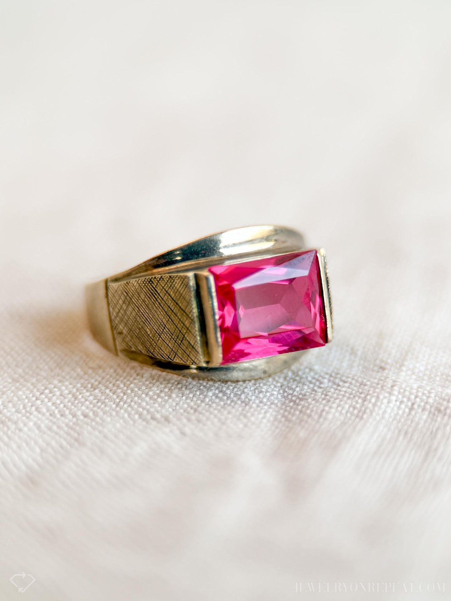 Vintage Art Deco Ruby Ring in 14k Gold, Antique Unisex Jewelry from the 1960s - Timeless, Sustainable, @JewelryOnRepeat